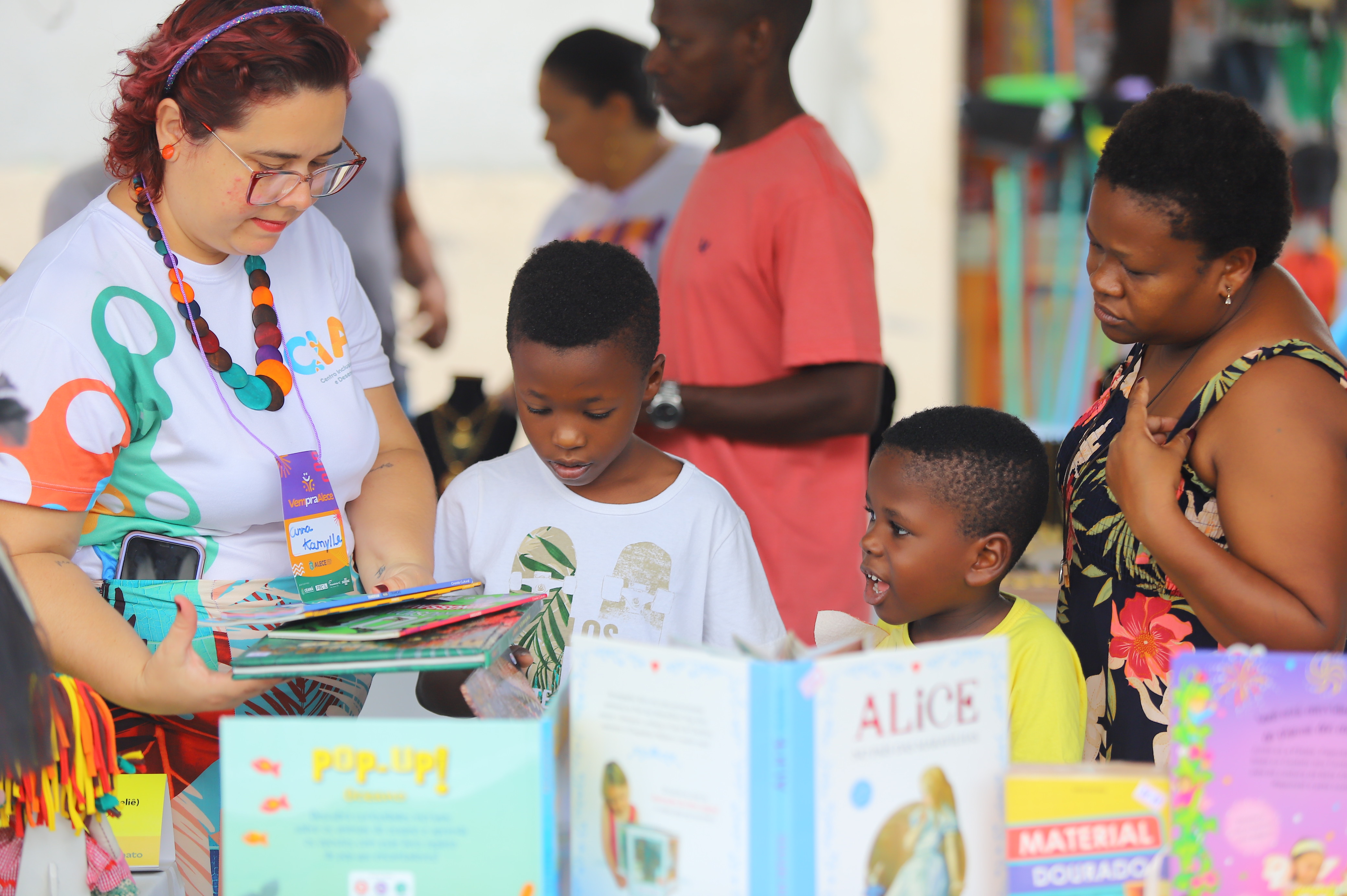 Senhora de 65 anos é acolhida por crianças para aprender a ler