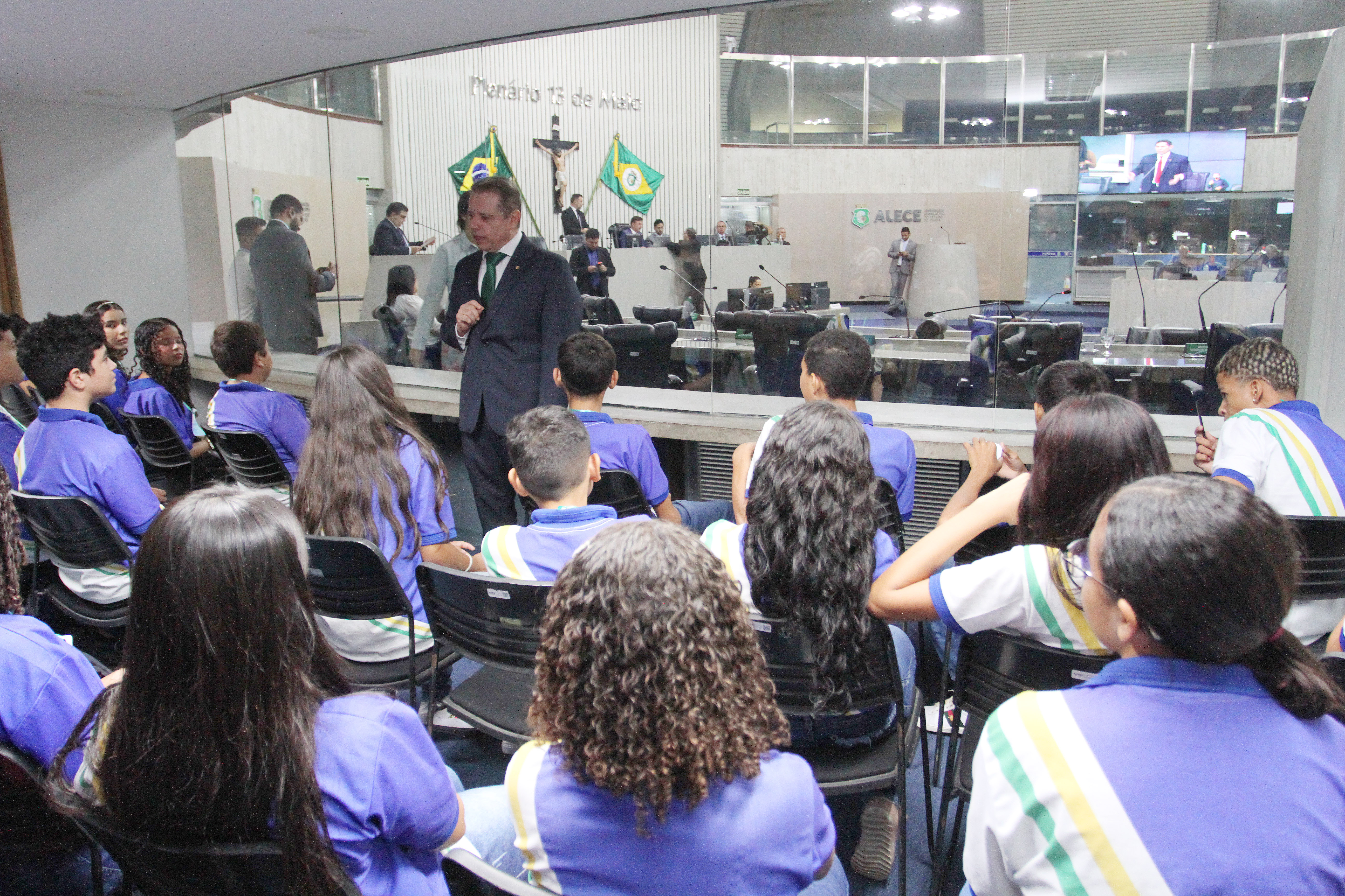 Deputado Claudio Pinho explica aos alunos da Escola Francisca Holanda Costa sobre o papel do Poder Legislativo
