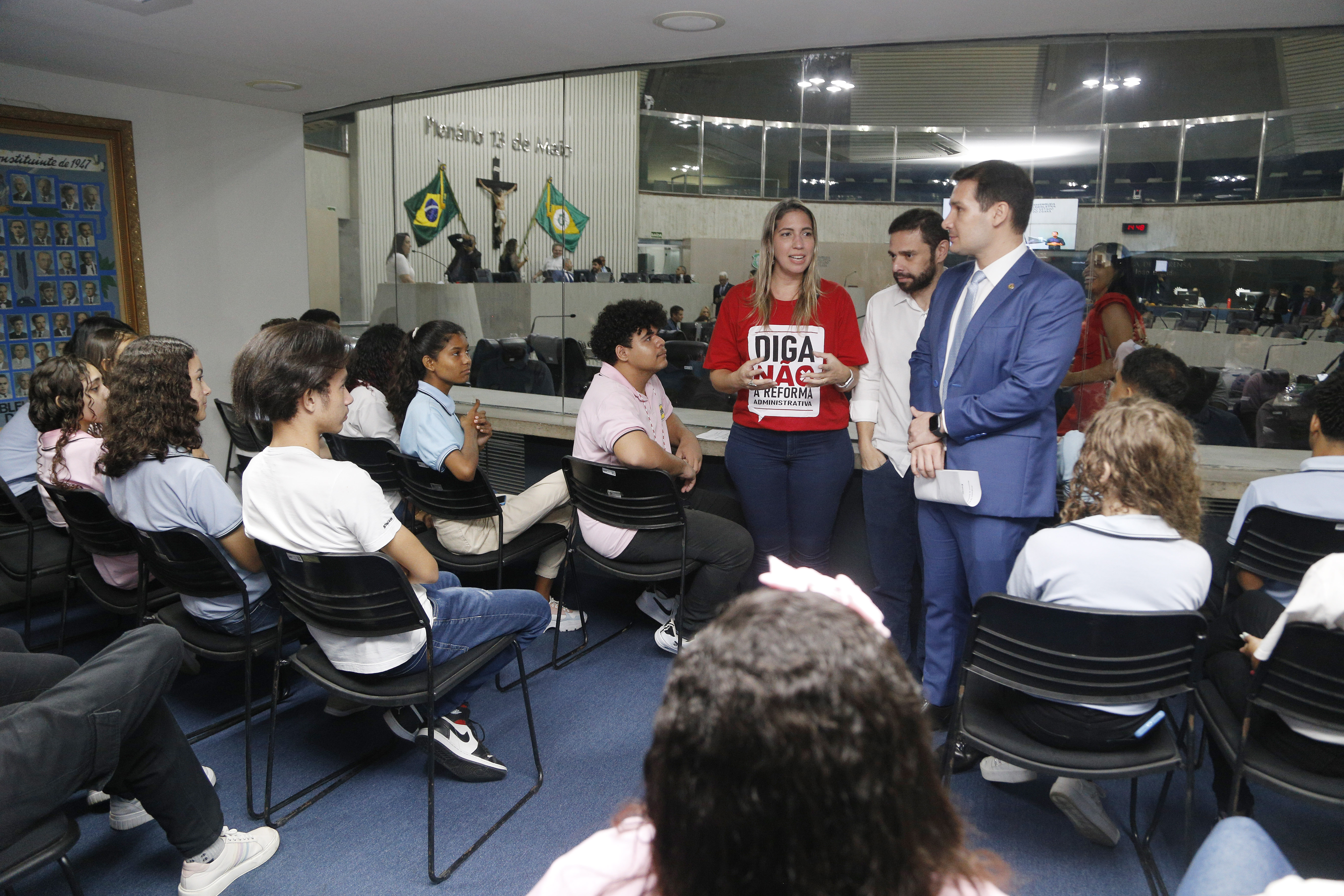 Deputados Marcos Sobreira, Larissa Gaspar e Júlio César Filho conversam com alunos da Escola Maria José dos Santos Ferreira Gomes sobre o funcionamento do Parlamento