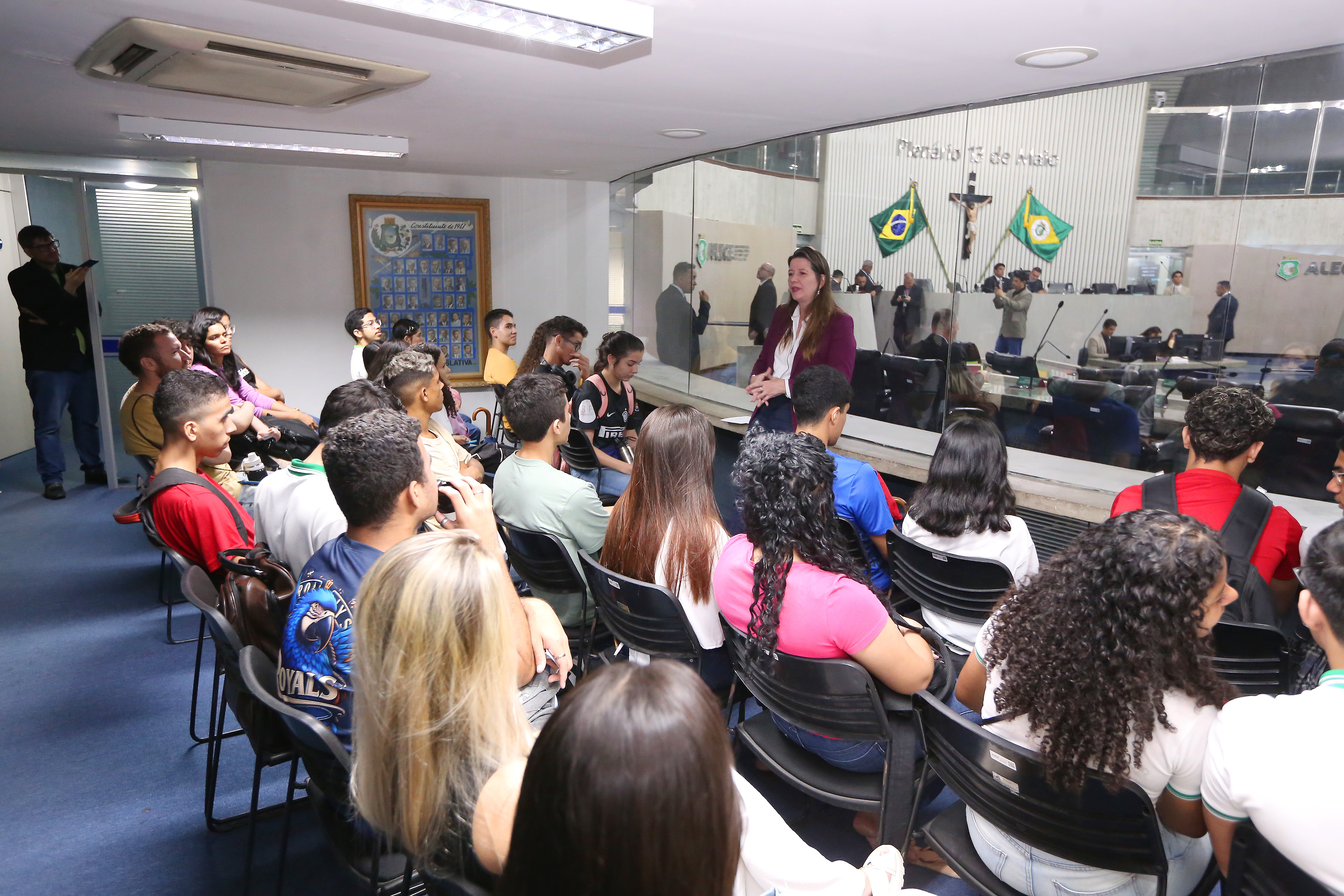 Deputada Lia Gomes conversa com alunos da escola Dr. Gentil Barreira