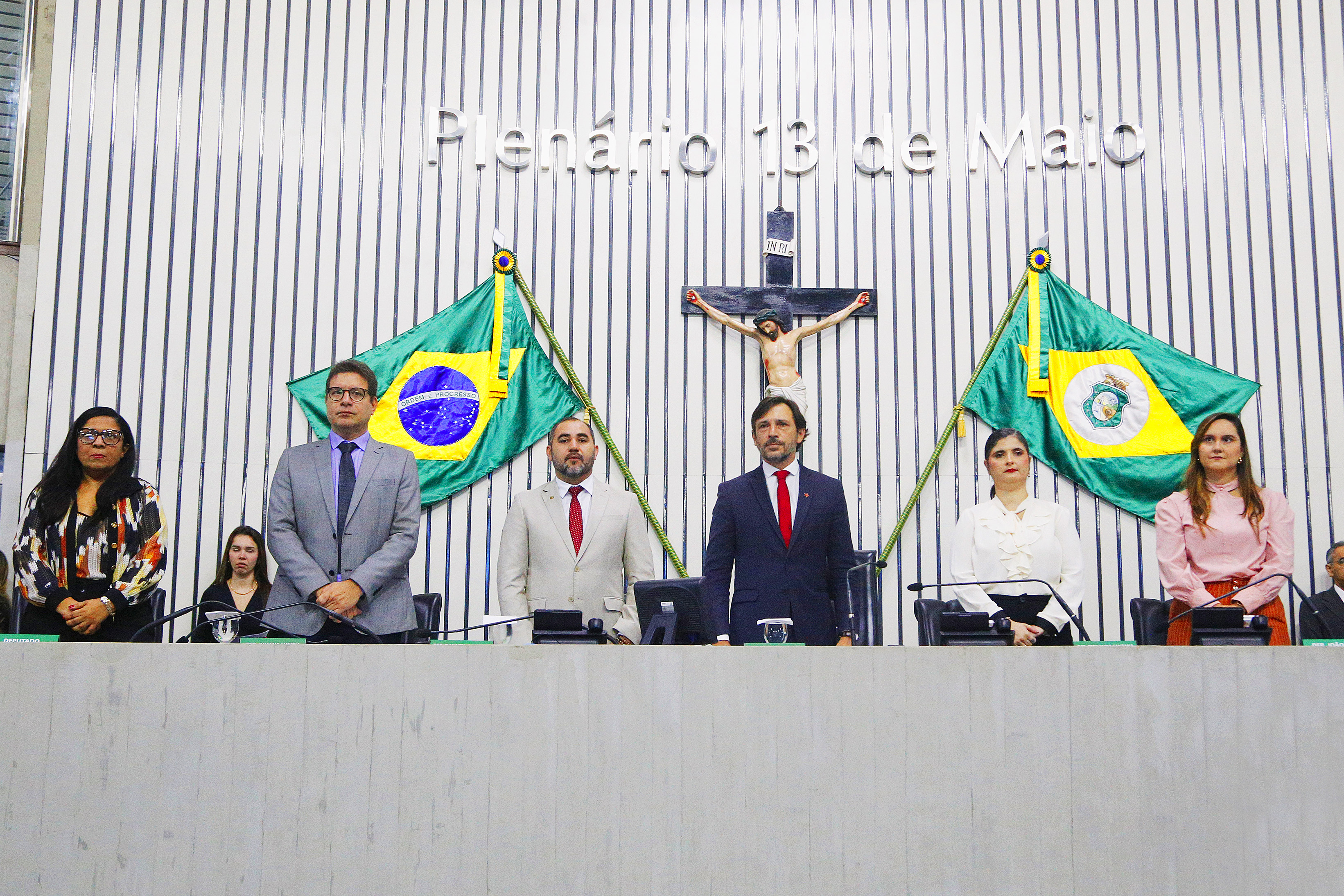 Sessão solene em homenagem aos profissionais que atuam na área da assistência social no Estado