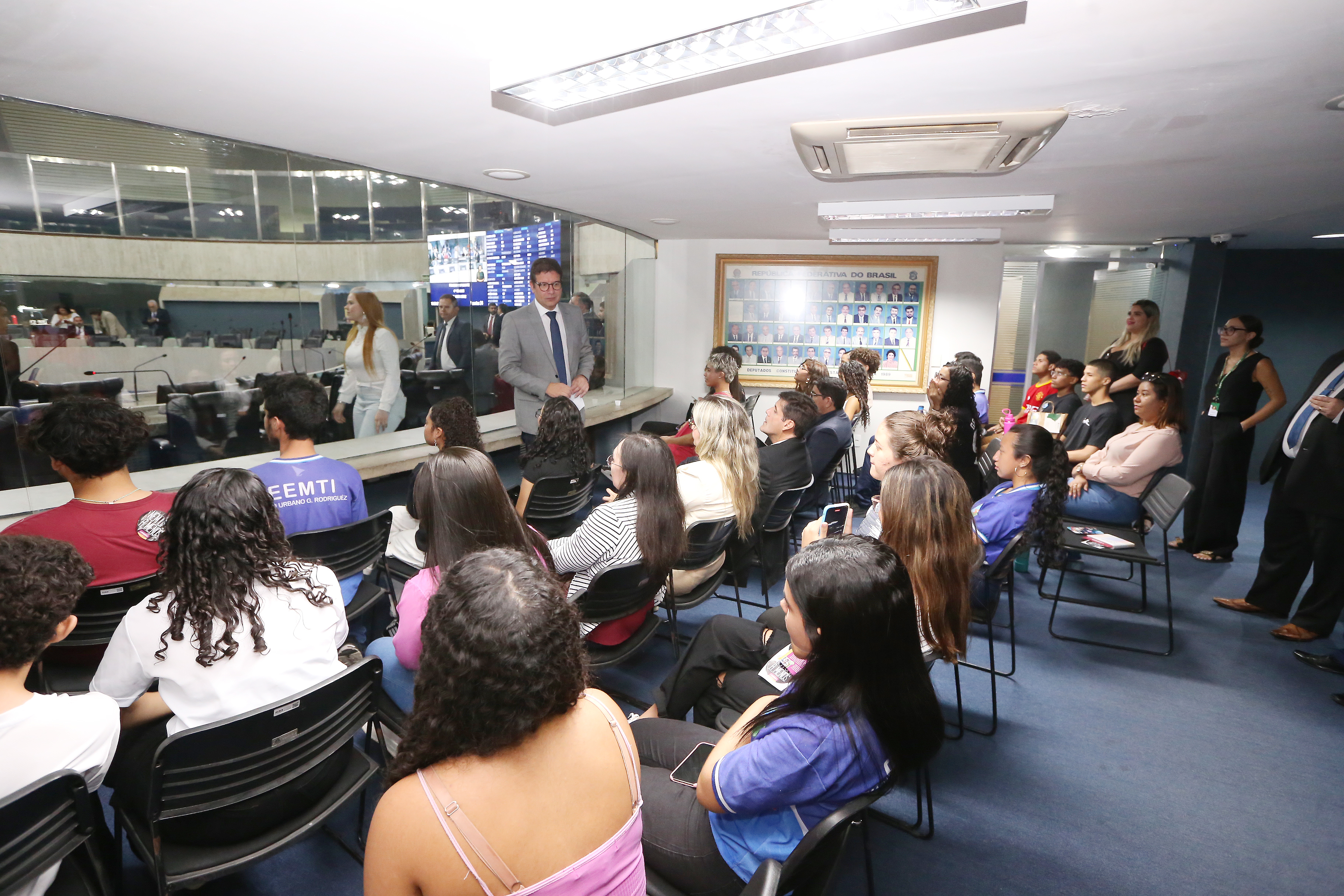 Estudantes são recebidos pelo deputado Renato Roseno, que explica sobre o funcionamento do Parlamento - Foto: Paulo Rocha