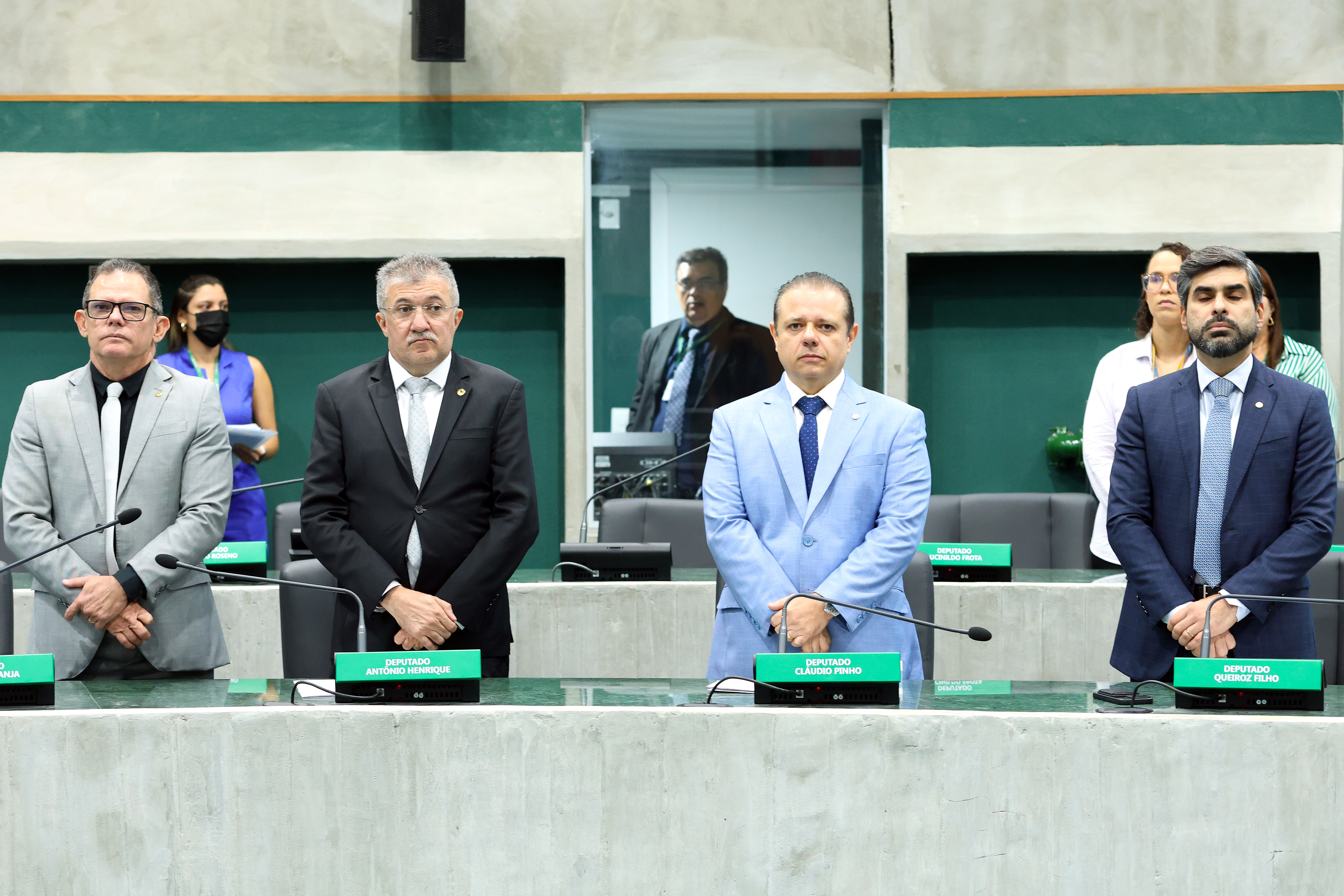 Deputados fazem um minuto de silêncio pela morte do ex-presidente do Uruguai, Pepe Mujica, e do líder espírita, Divaldo Franco.