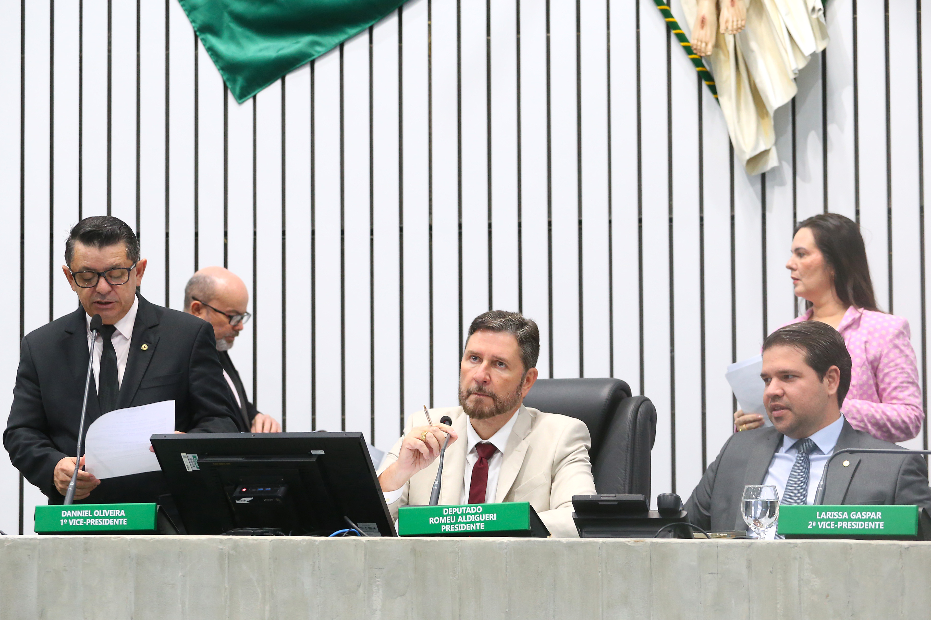 O deputado Nizo Costa (PT) fez a leitura das matérias
