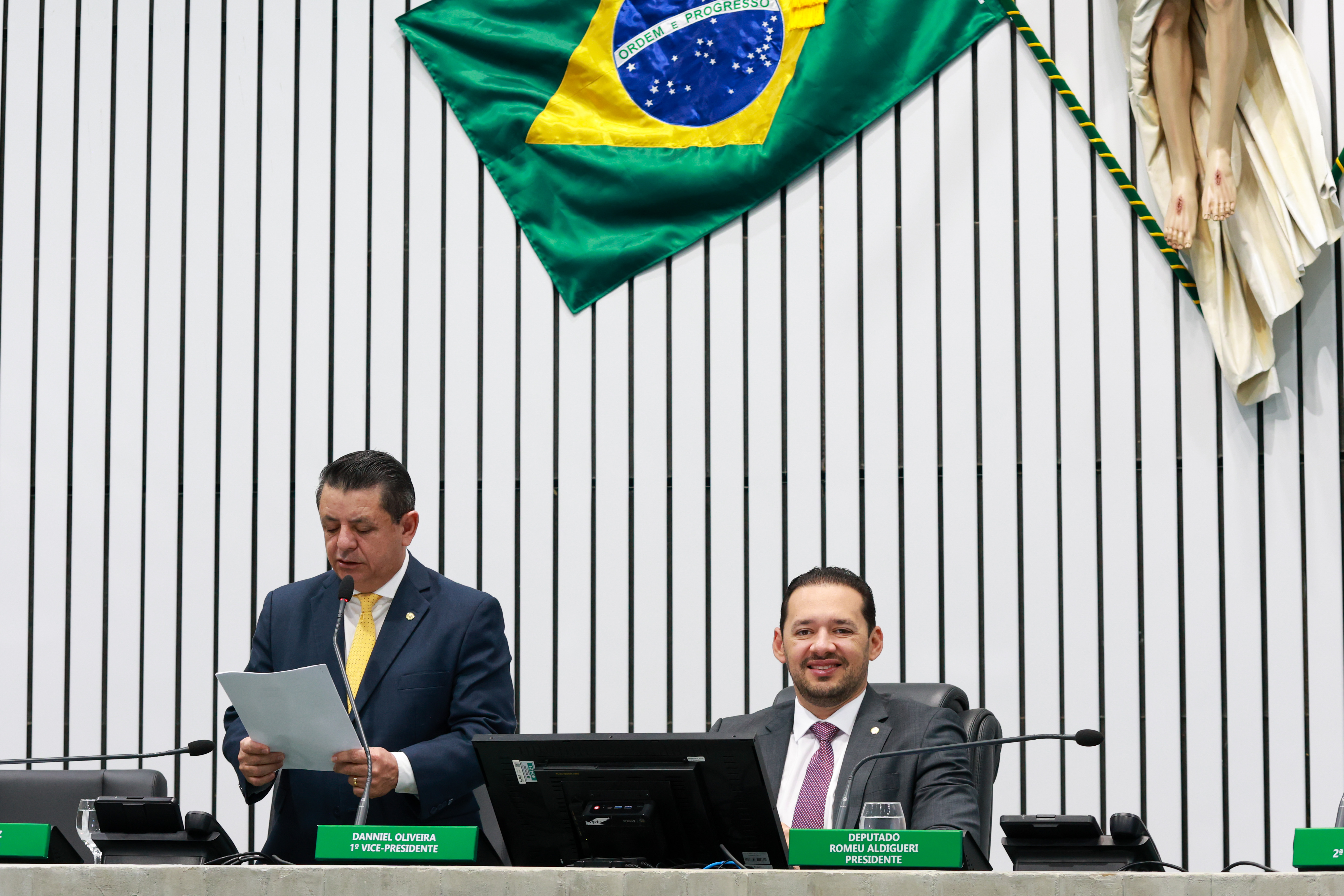 O deputado Nizo Costa (PT) fez a leituras dos projetos em tramitação na Casa