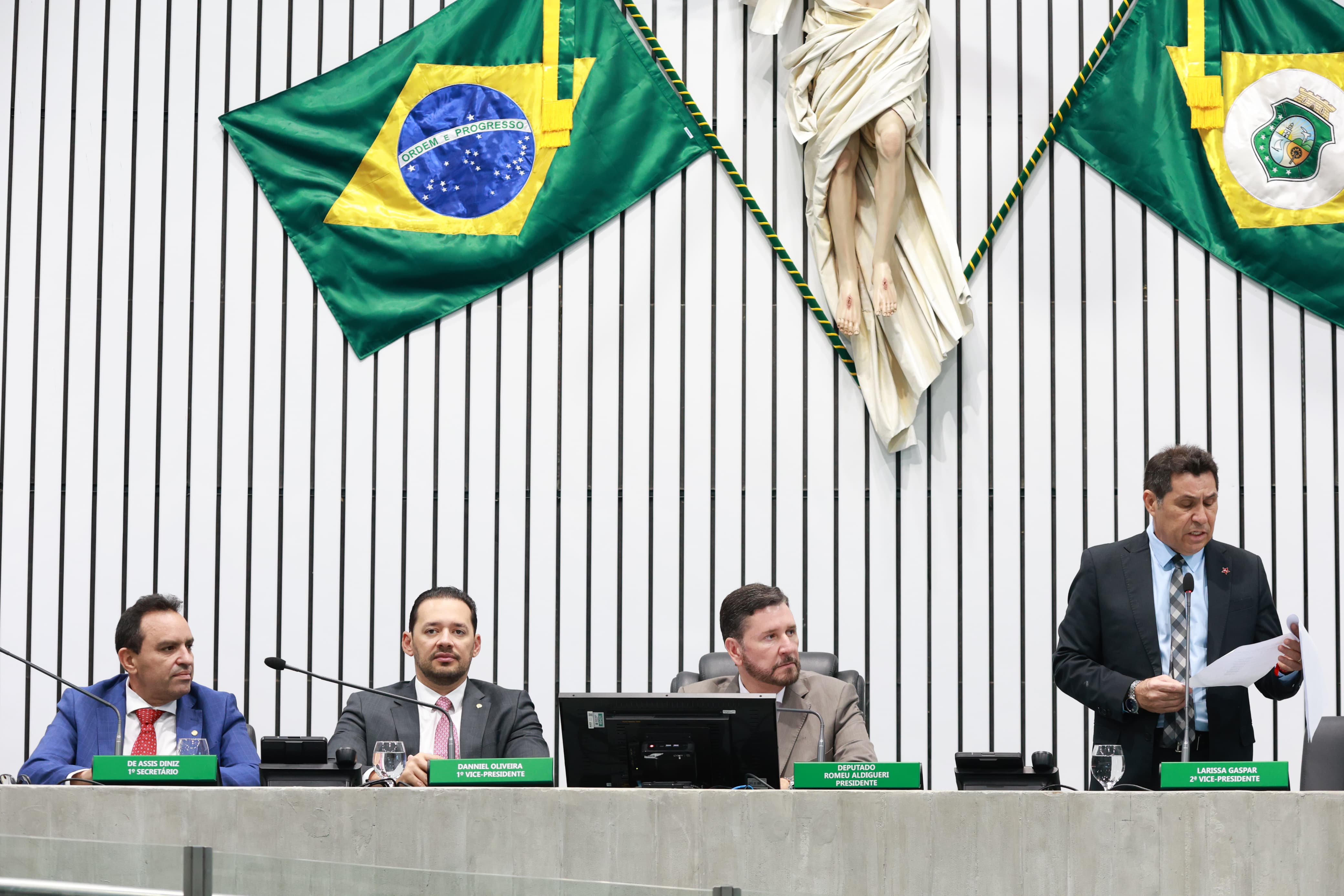 O deputado De Assis Diniz (PT) fez a leitura dos projetos