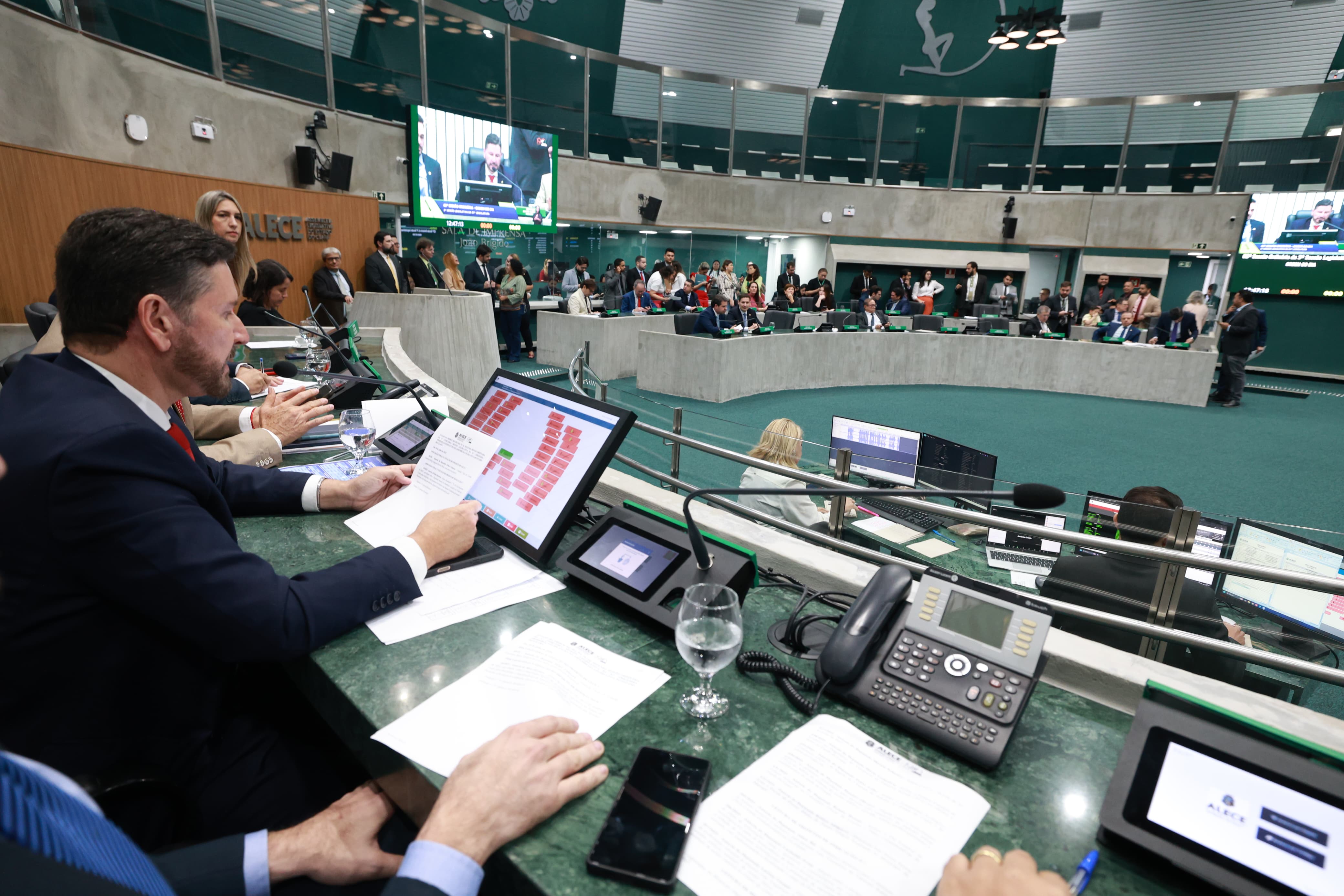 O presidente da Alece, deputado Romeu Aldigueri (PSB), fez a leitura do manifesto em plenário
