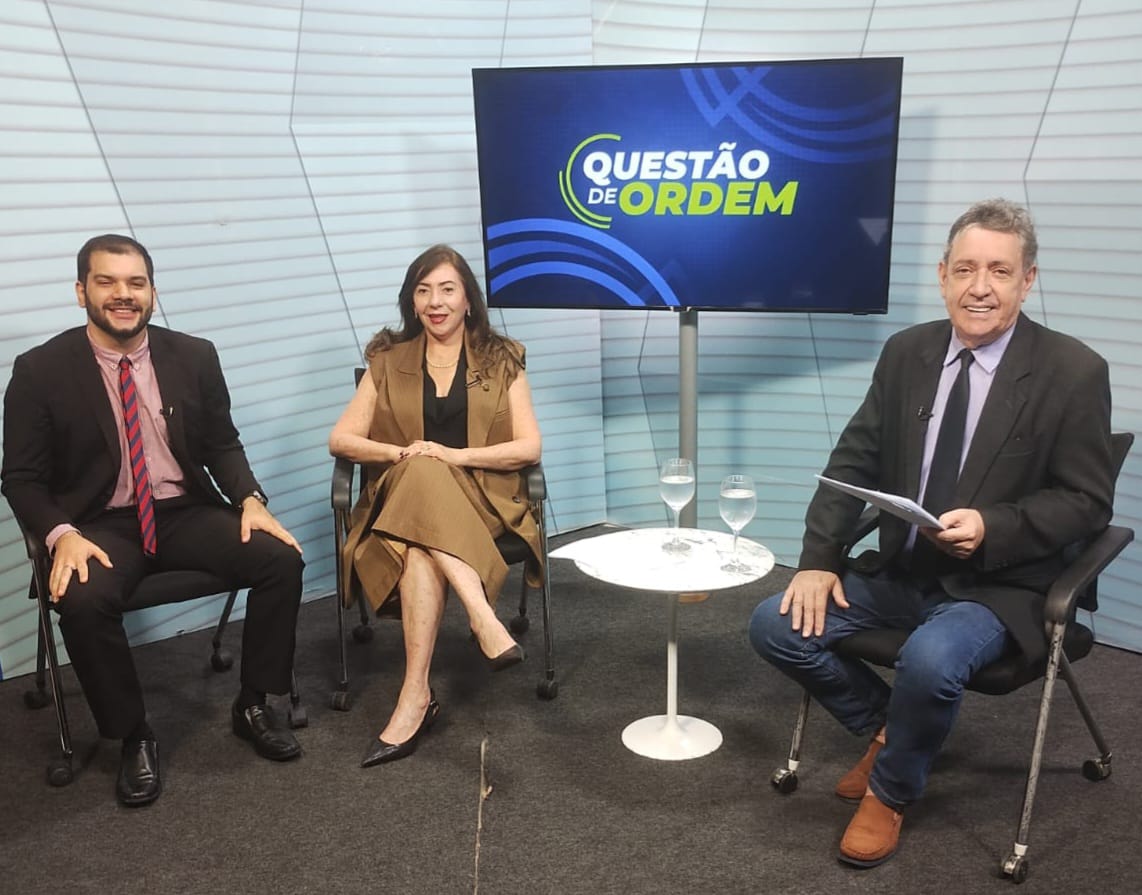 Os entrevistados João Pedro Gurgel e Gina Pompeu, com o jornalista Renato Abreu