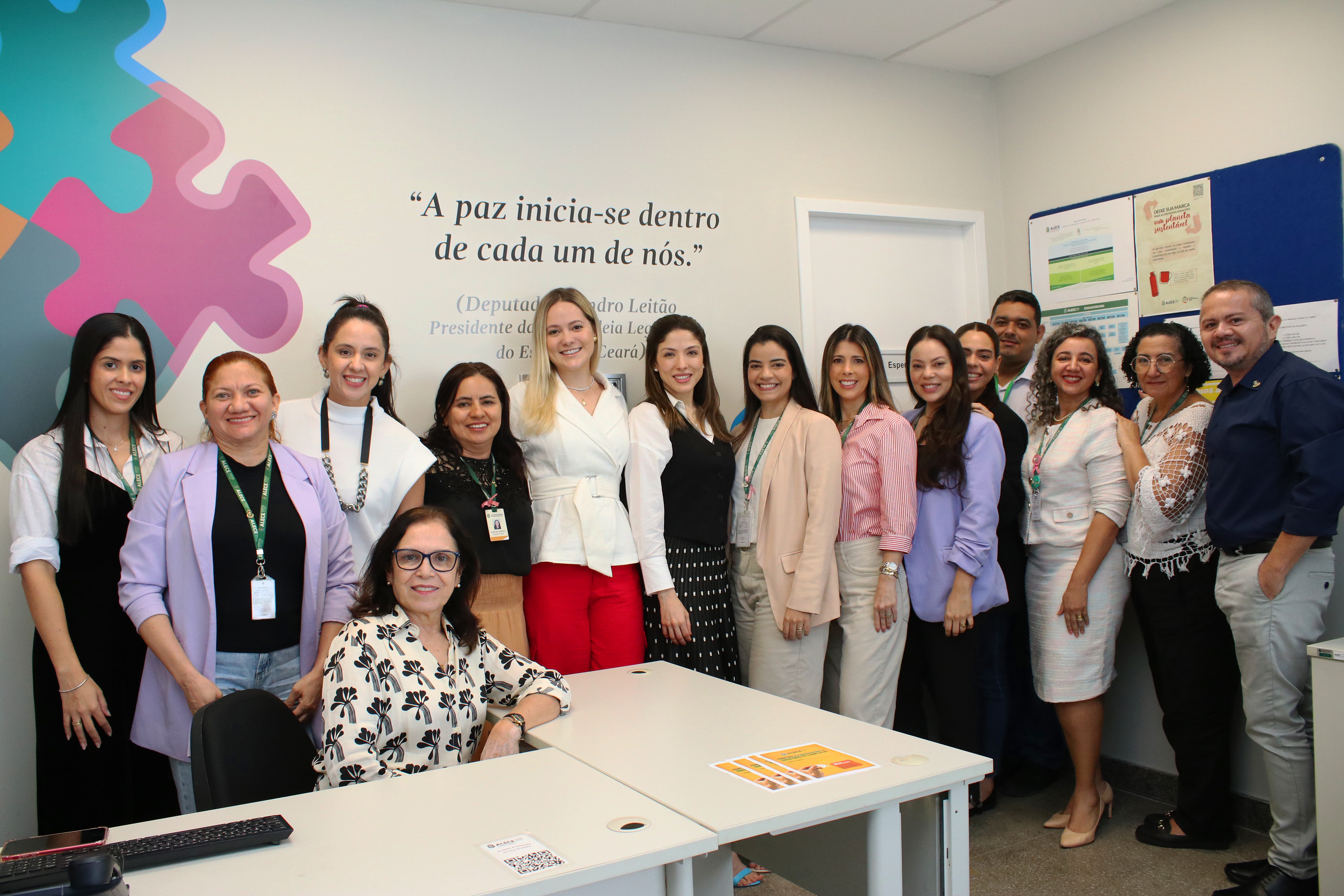 Primeira-dama da Alece, Tainah Marinho Aldigueri, em encontro com a equipe do Cemgec para conhecer o trabalho desenvolvido pela instituição