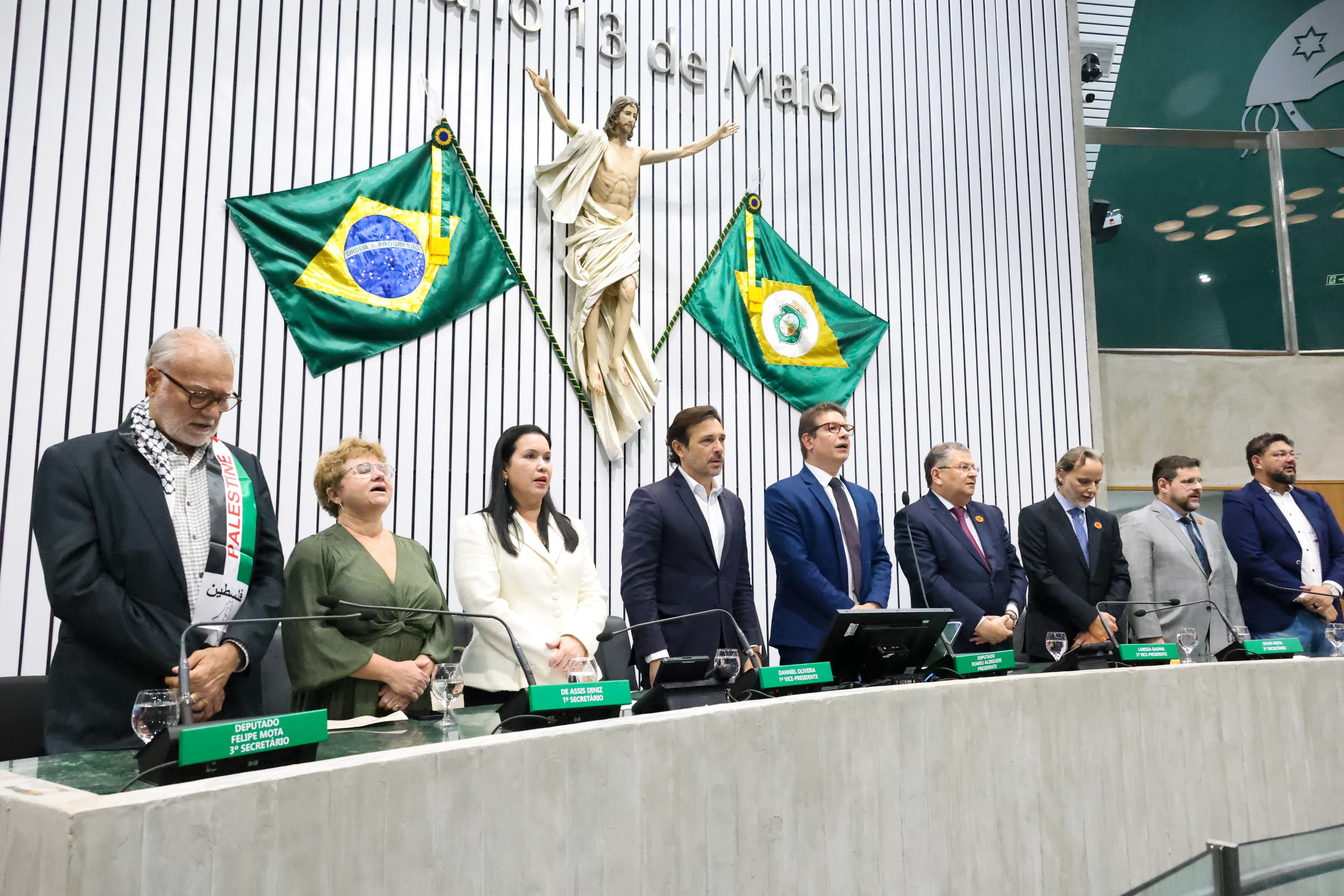 Sessão solene foi realizada no Plenário 13 de Maio