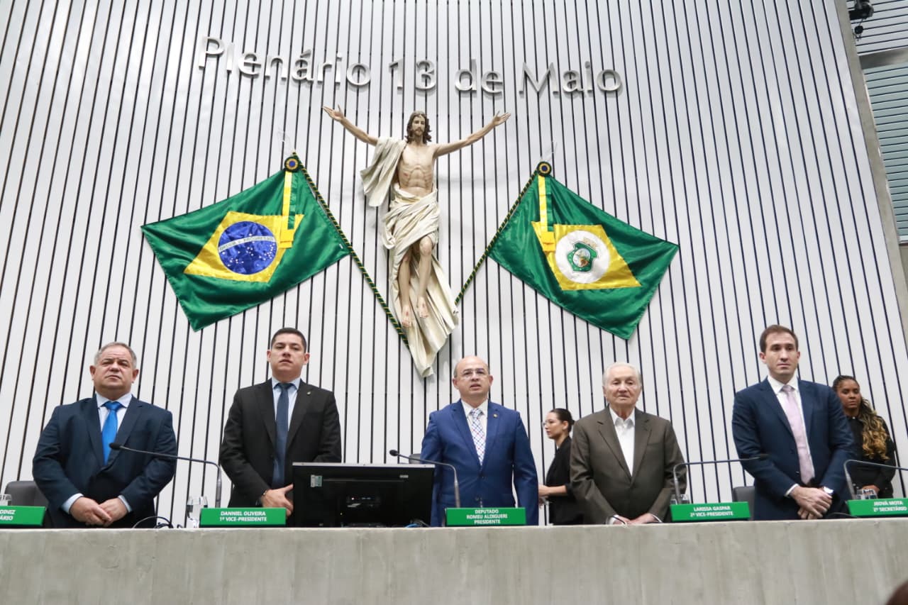 Sessão solene foi realizada no Plenário 13 de Maio