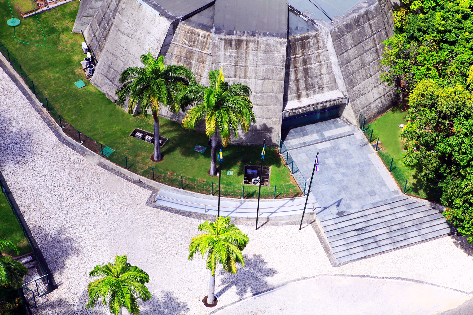 Fachada externa do Plenário 13 de Maio
