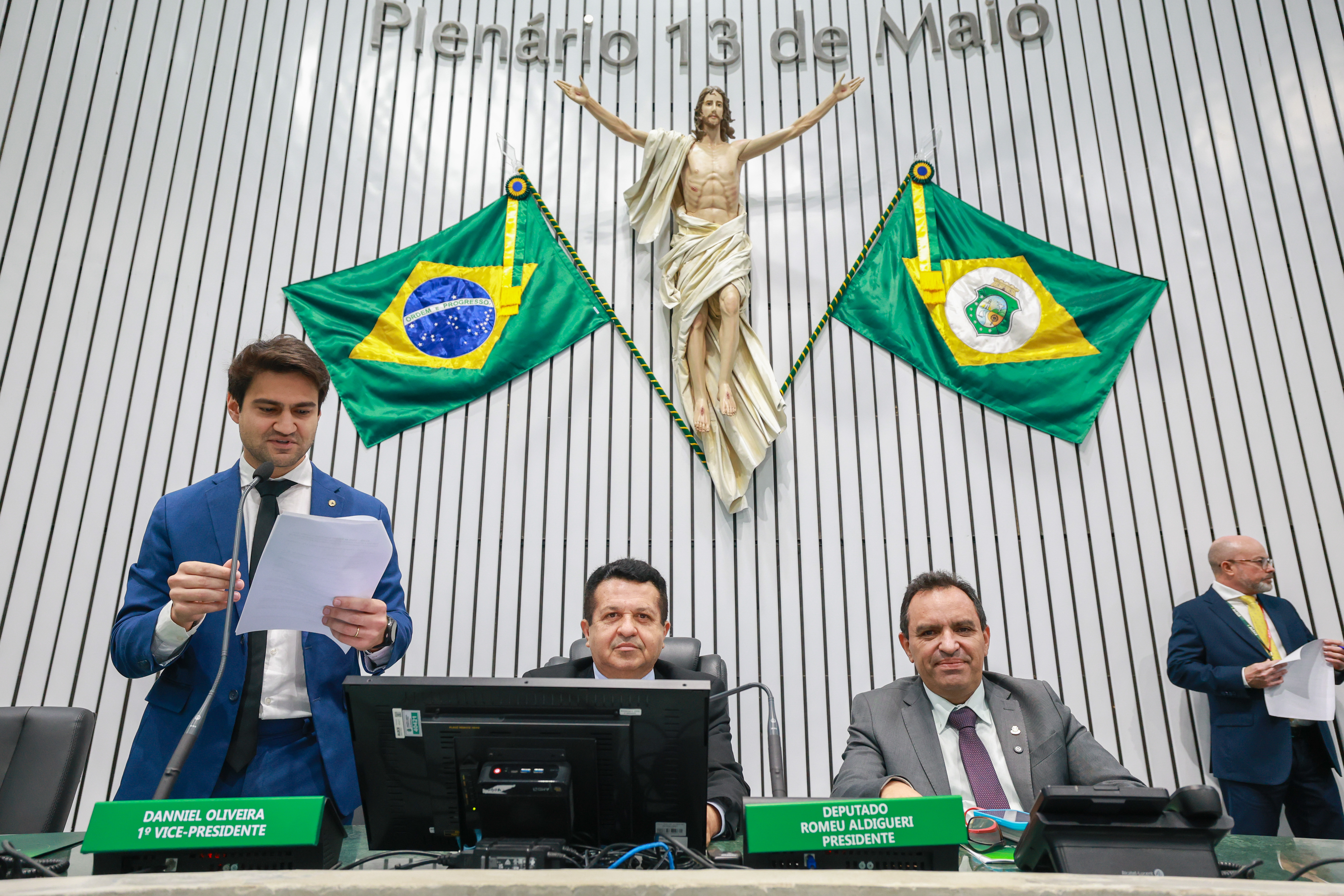 O deputado Pedro Matos (Avante) fez a leituras dos projetos que entram em tramitação nesta quinta-feira
