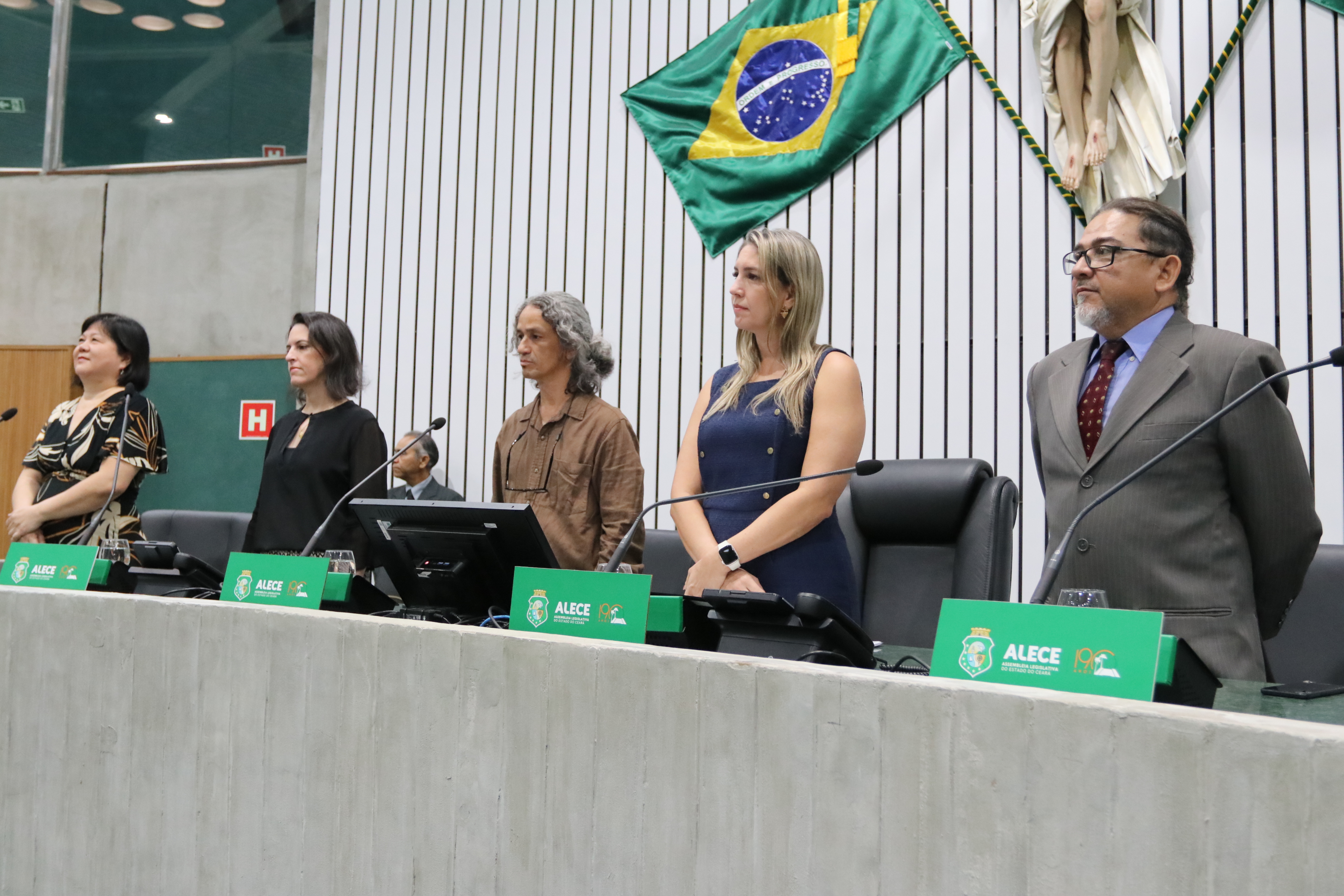 Sessão solene foi realizada no Plenário 13 de Maio