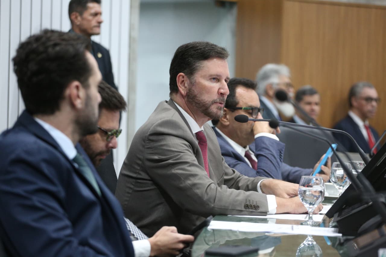Mesa Diretora durante a sessão plenária desta quinta-feira (11/09)