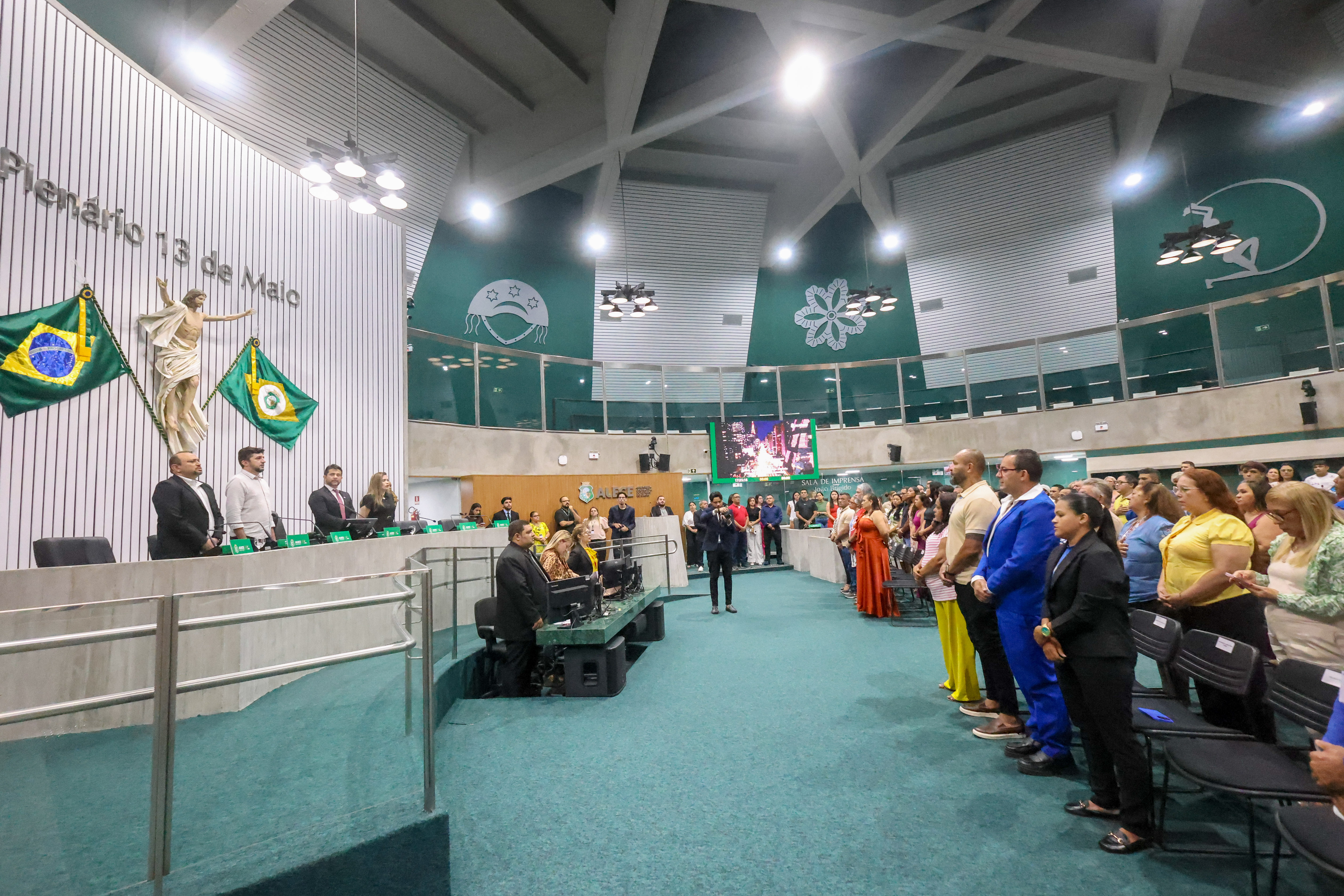 Sessão solene foi realizada no Plenário 13 de Maio