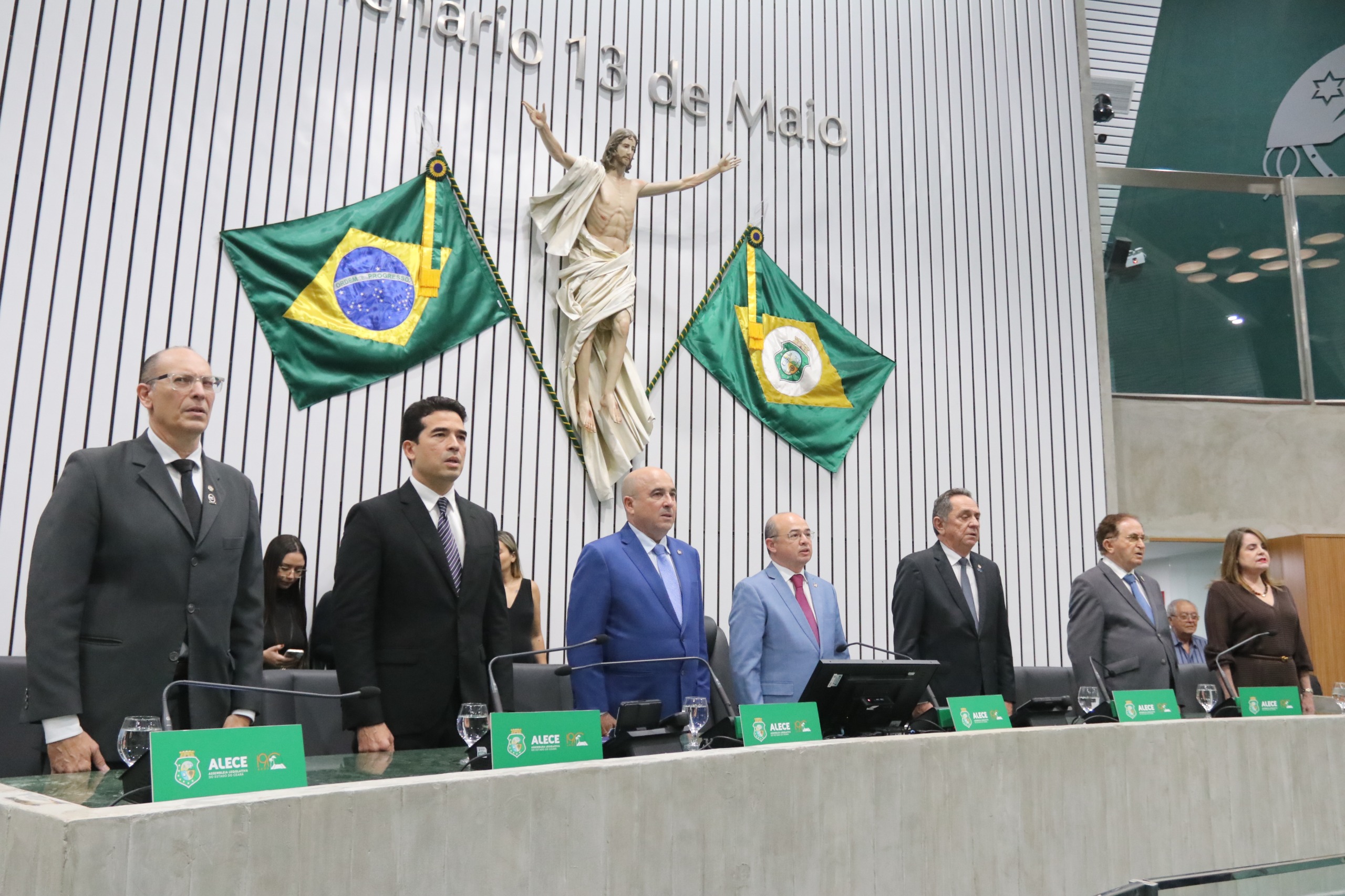 Sessão solene foi realizada no Plenário 13 de Maio