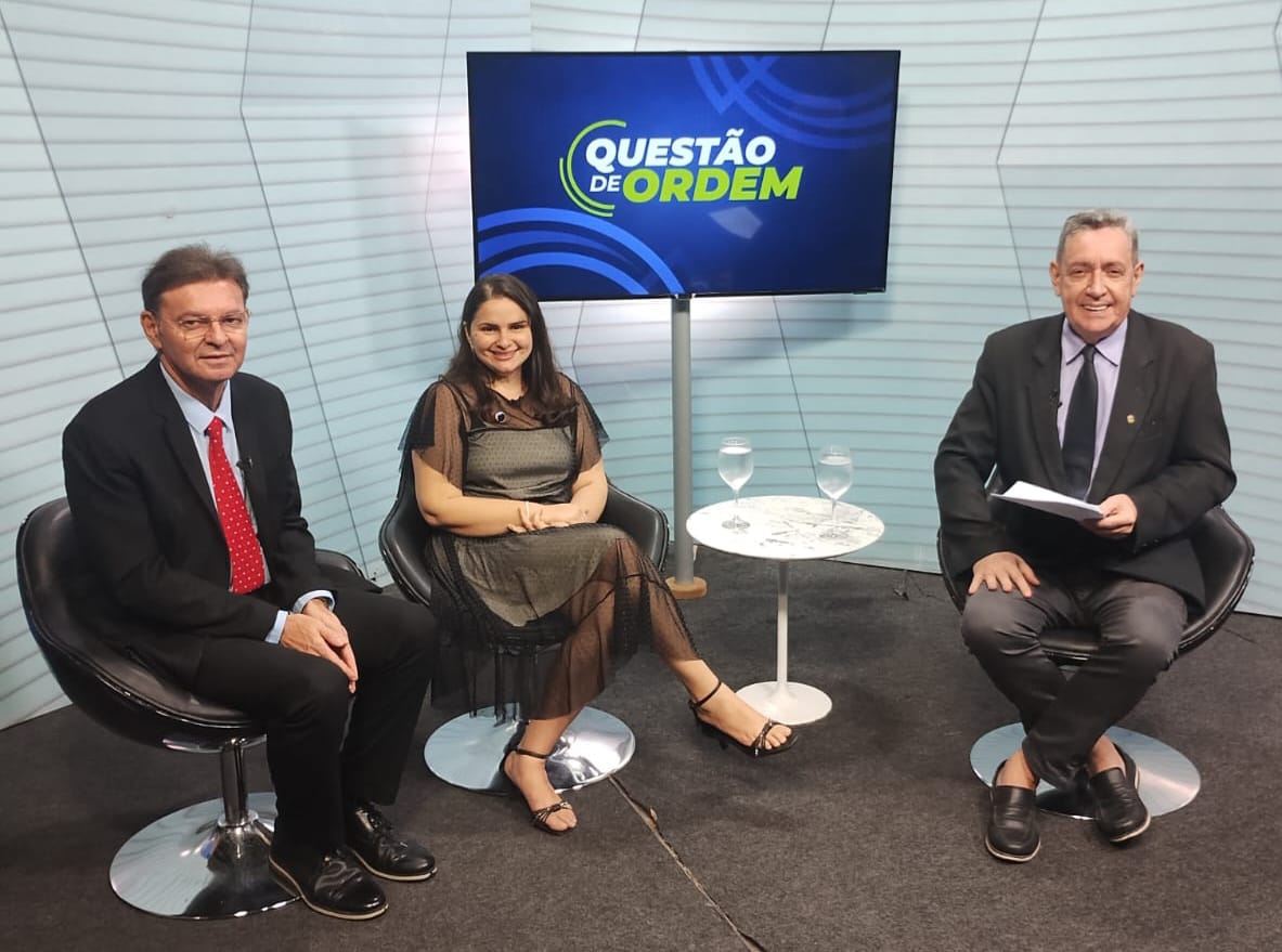 Carlos Martins, diretor legislativo da Alece, a diretora acadêmica da Unipace, Sarah Pinto de Holanda, e o jornalista Renato Abreu