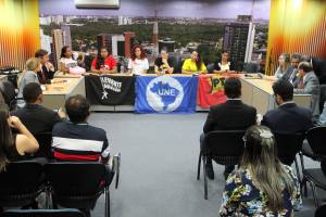 Deputados recebem manifesto contra redução da maioridade penal