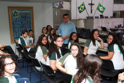 Estudantes da Escola de Ensino Fundamental e Médio Santa Luzia participam do projeto O Parlamento e sua História