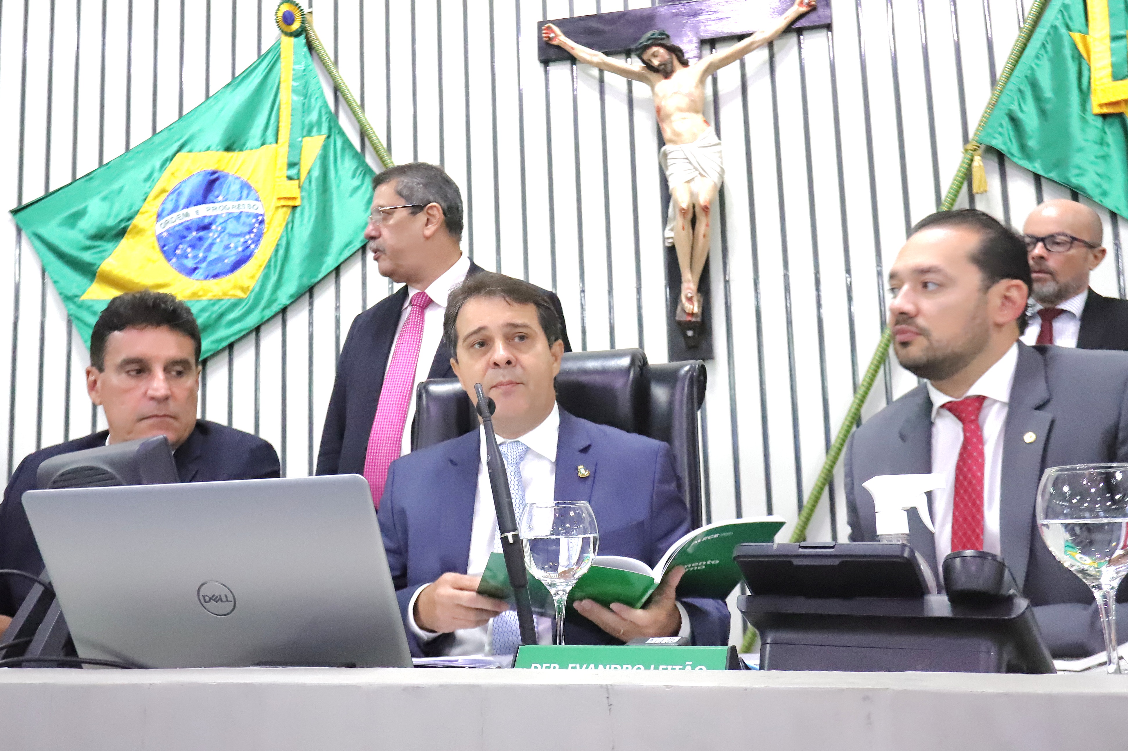 Reforma administrativa do Executivo e oito projetos são aprovados na Alece