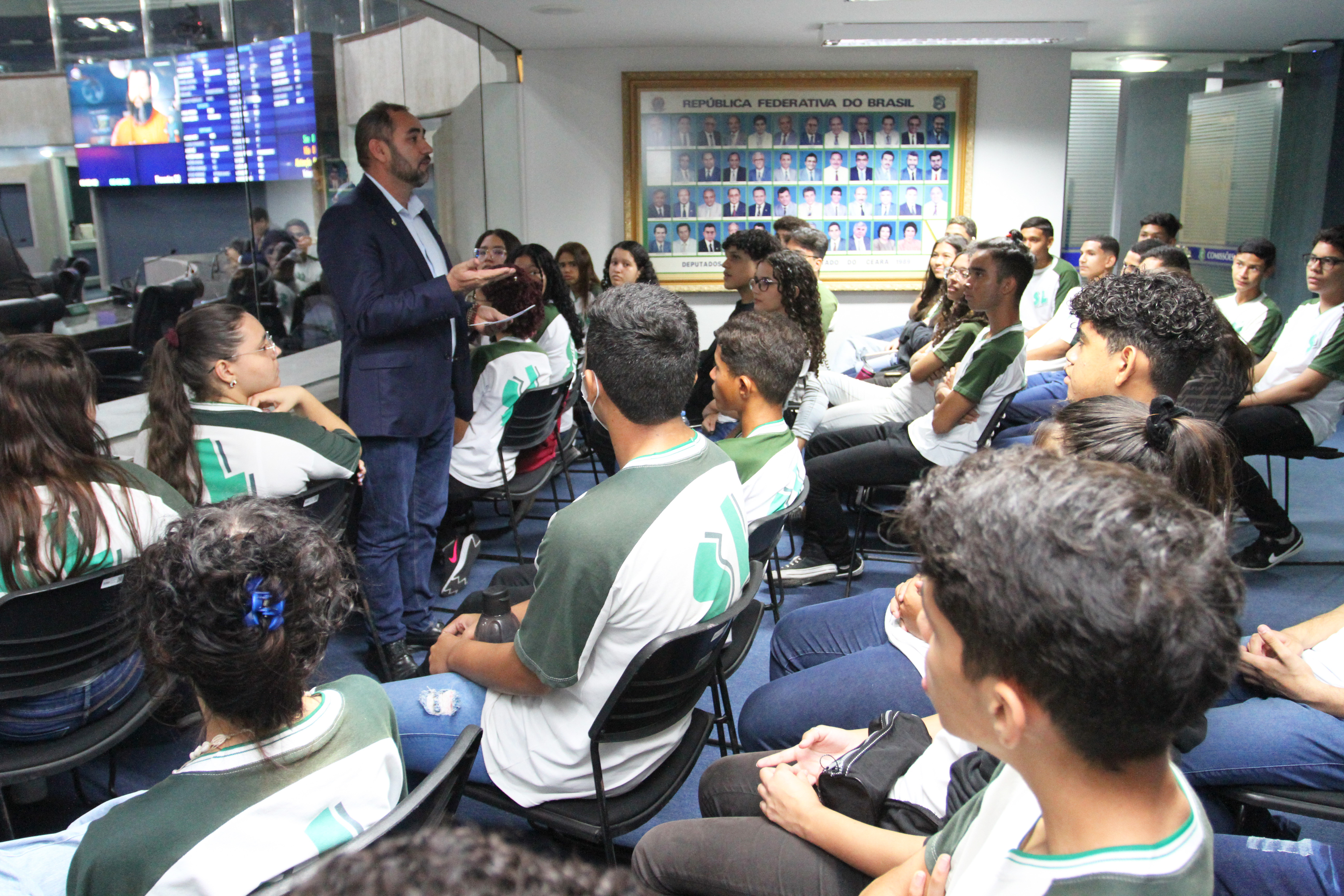 Alunos do 1° e 2° ano da Escola de Ensino Fundamental e Médio Santa Luzia