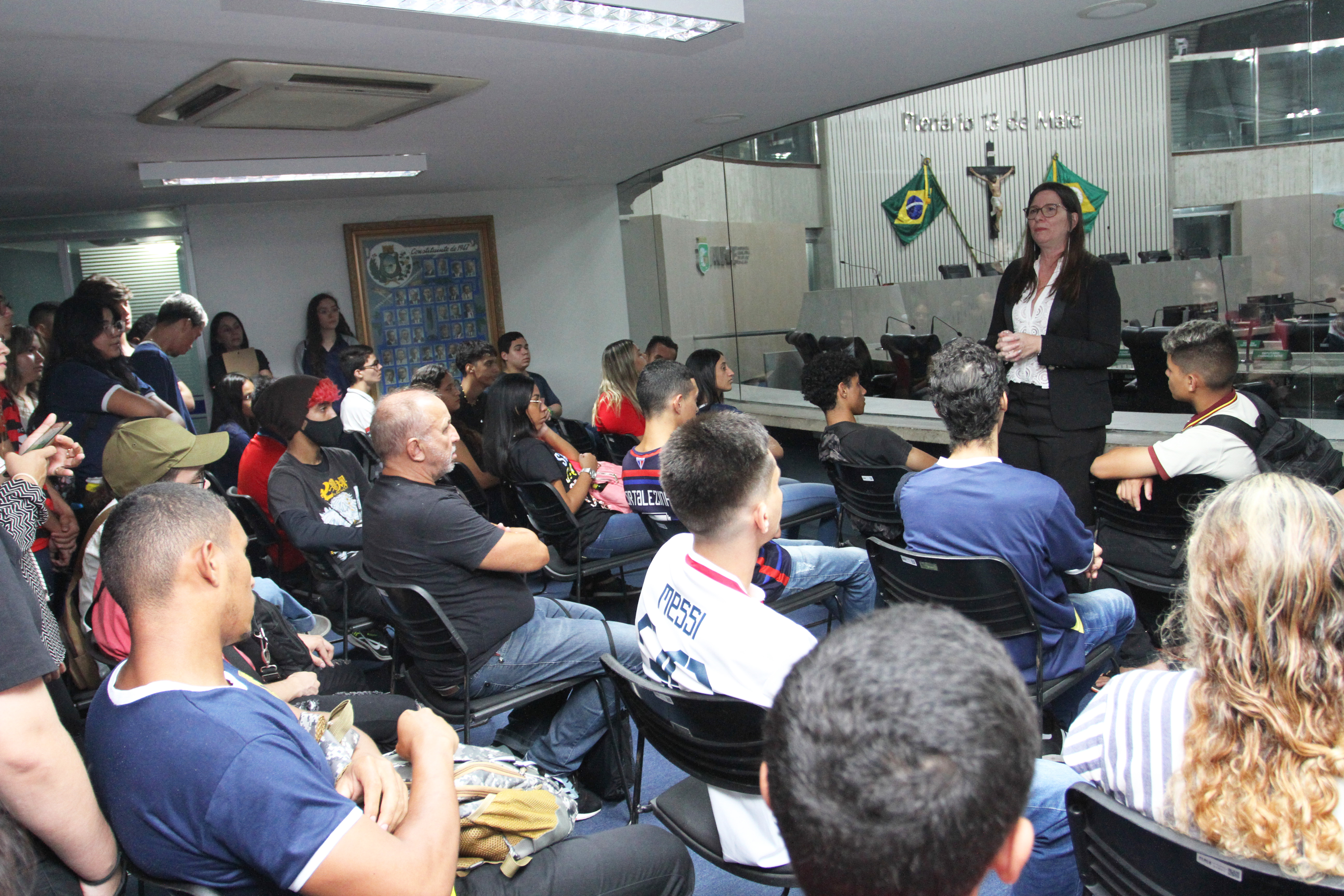 Alunos da Escola Maria Gonçalves conhecem instalações da Alece