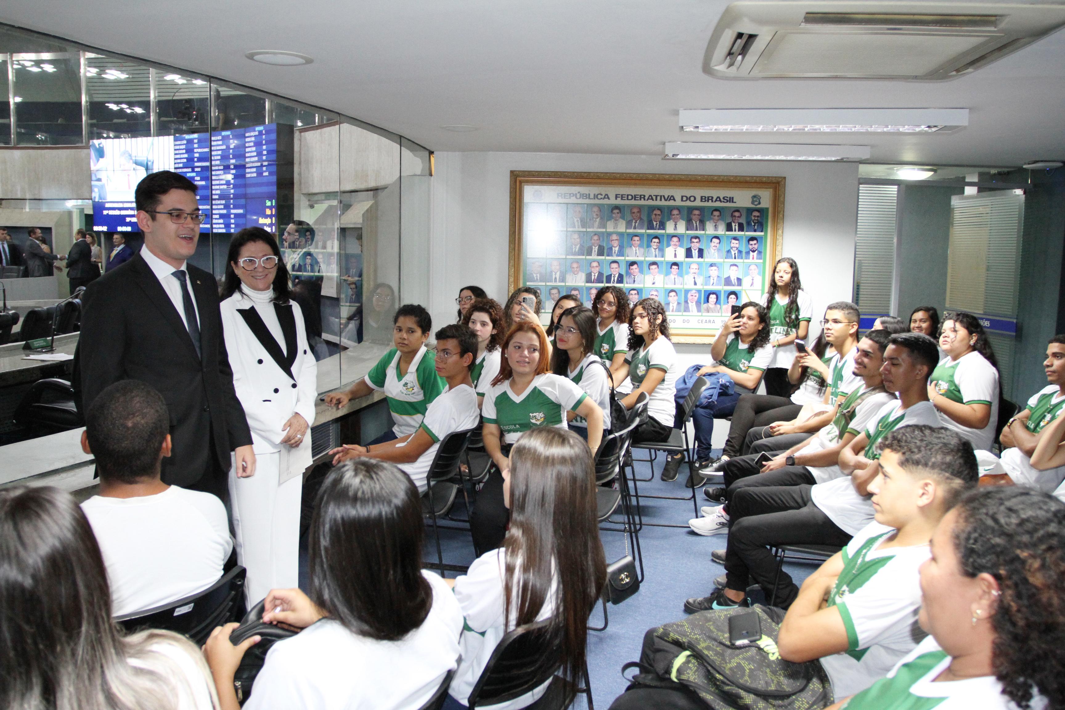 Projeto O Parlamento e sua História recebe alunos de escola de Aquiraz