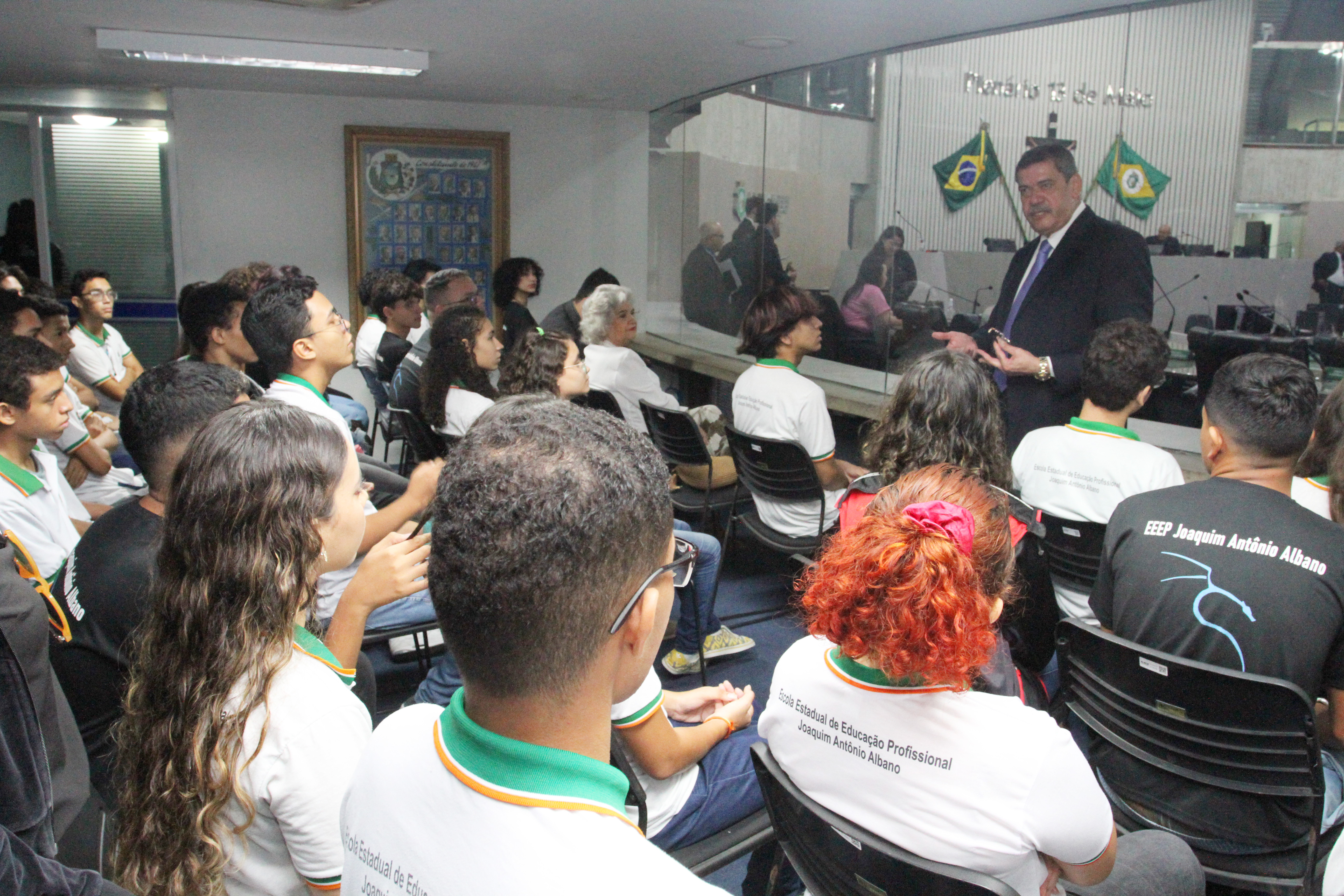 Alece recebe a visita de alunos de duas escolas públicas de Fortaleza