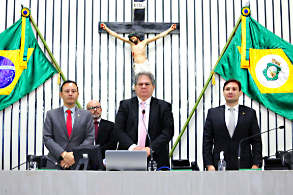 Minuto de silêncio pelo falecimento de Marcus Venicius Bezerra Barreto, do departamento médico da Alece