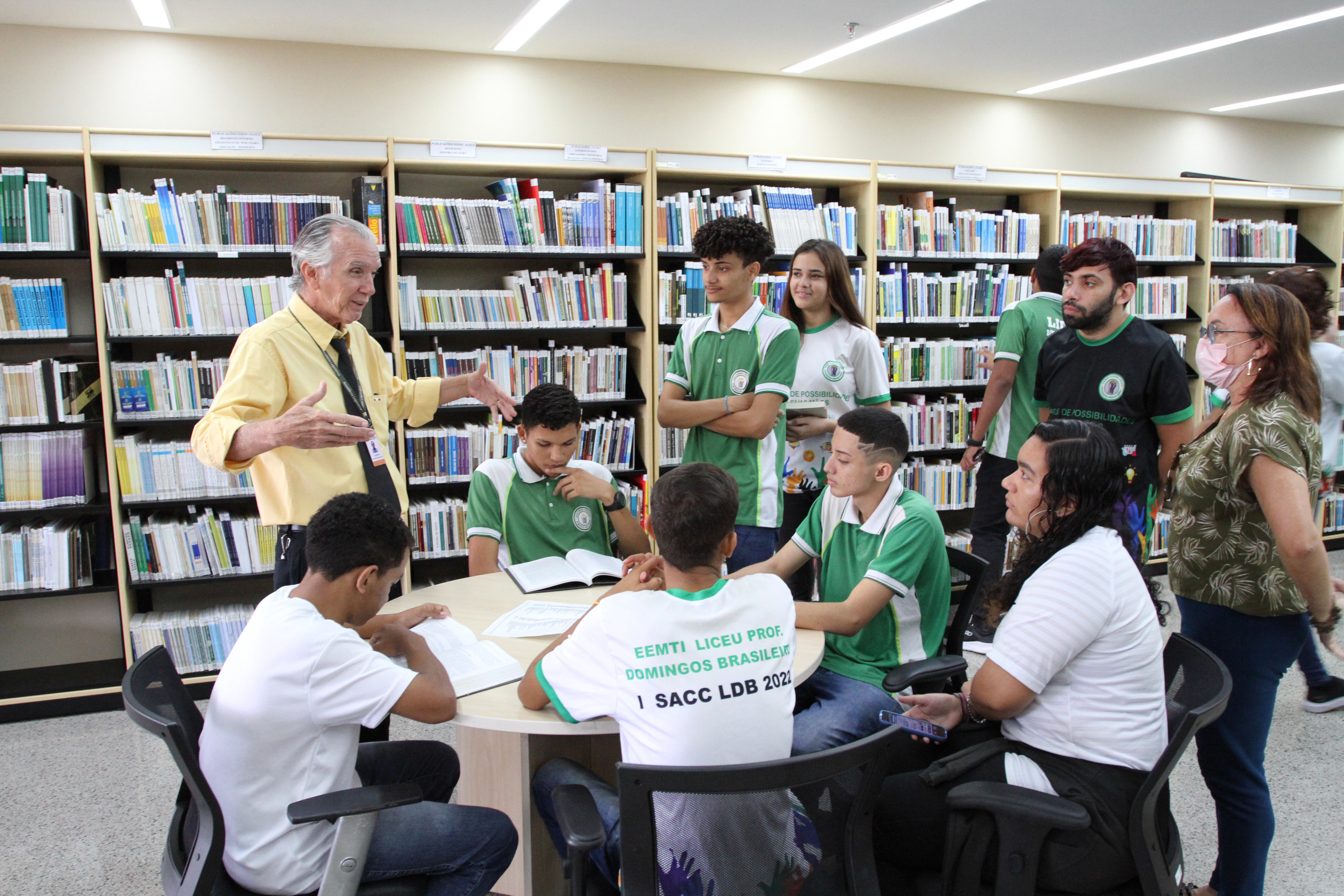 Alunos de escola do Planalto Airton Senna participam de projeto na Alece