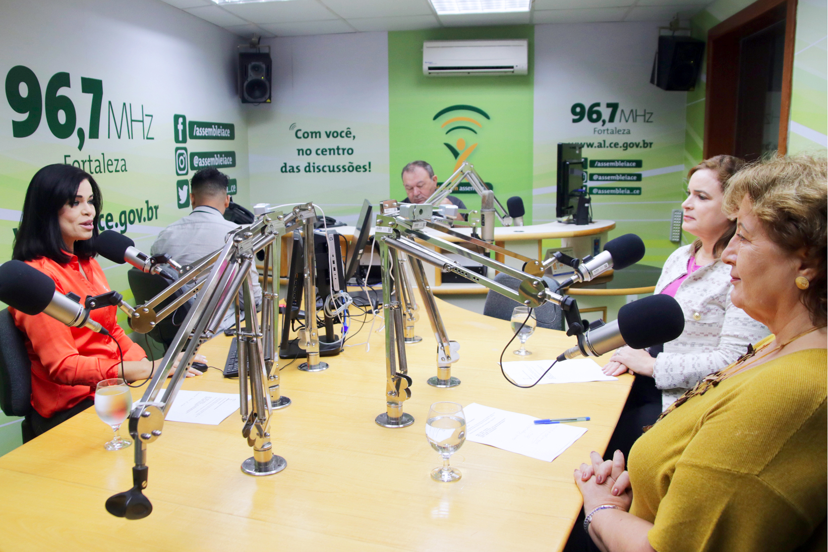 Apresentadora Kézya Diniz conversa com a primeira-dama da Alece, Cristiane Leitão e a empresária Annette Reeds