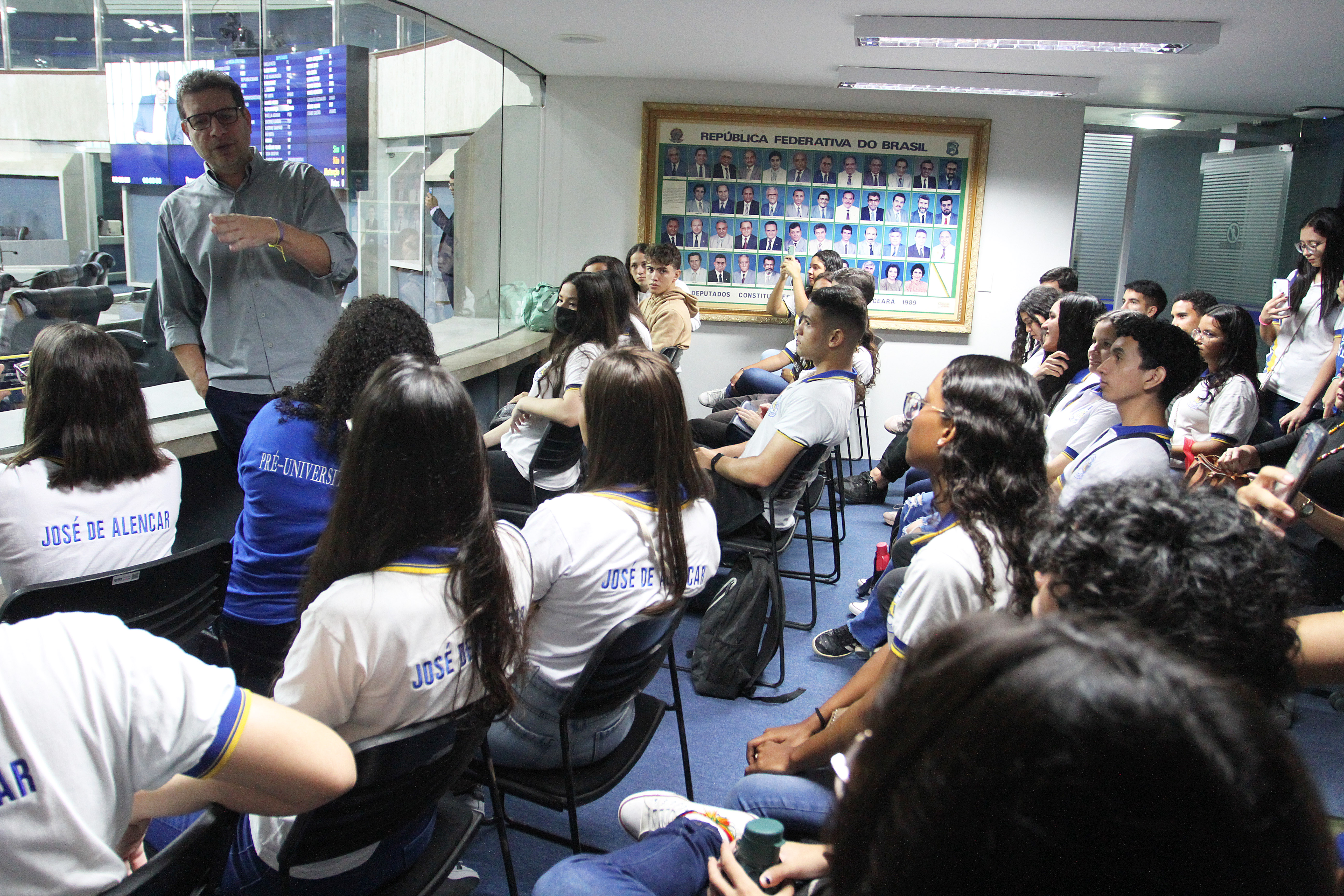 Alunos da Escola José de Alencar e escola de Guaiúba visitam a Alece