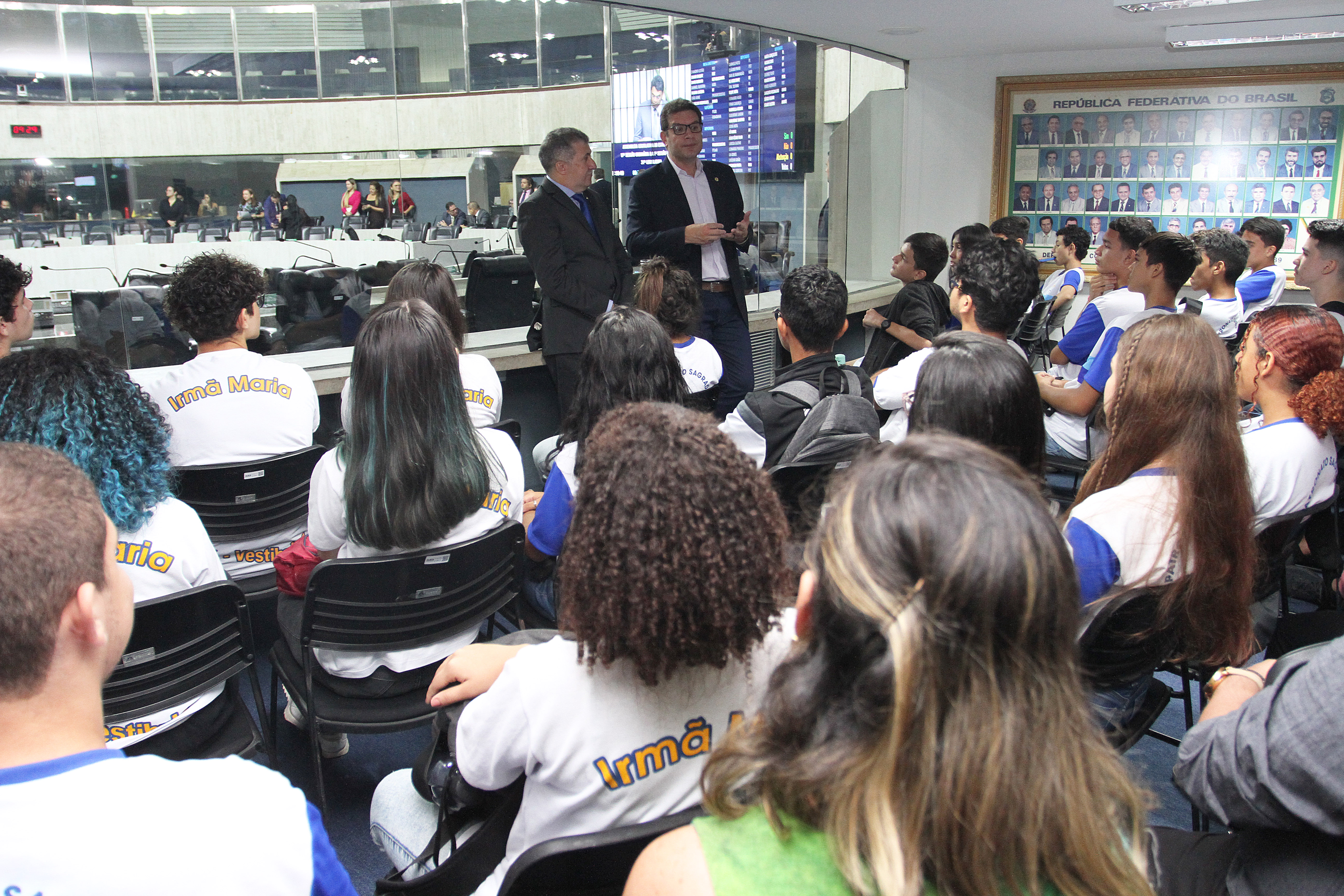 Alunos de instituições de ensino público conhecem a Assembleia