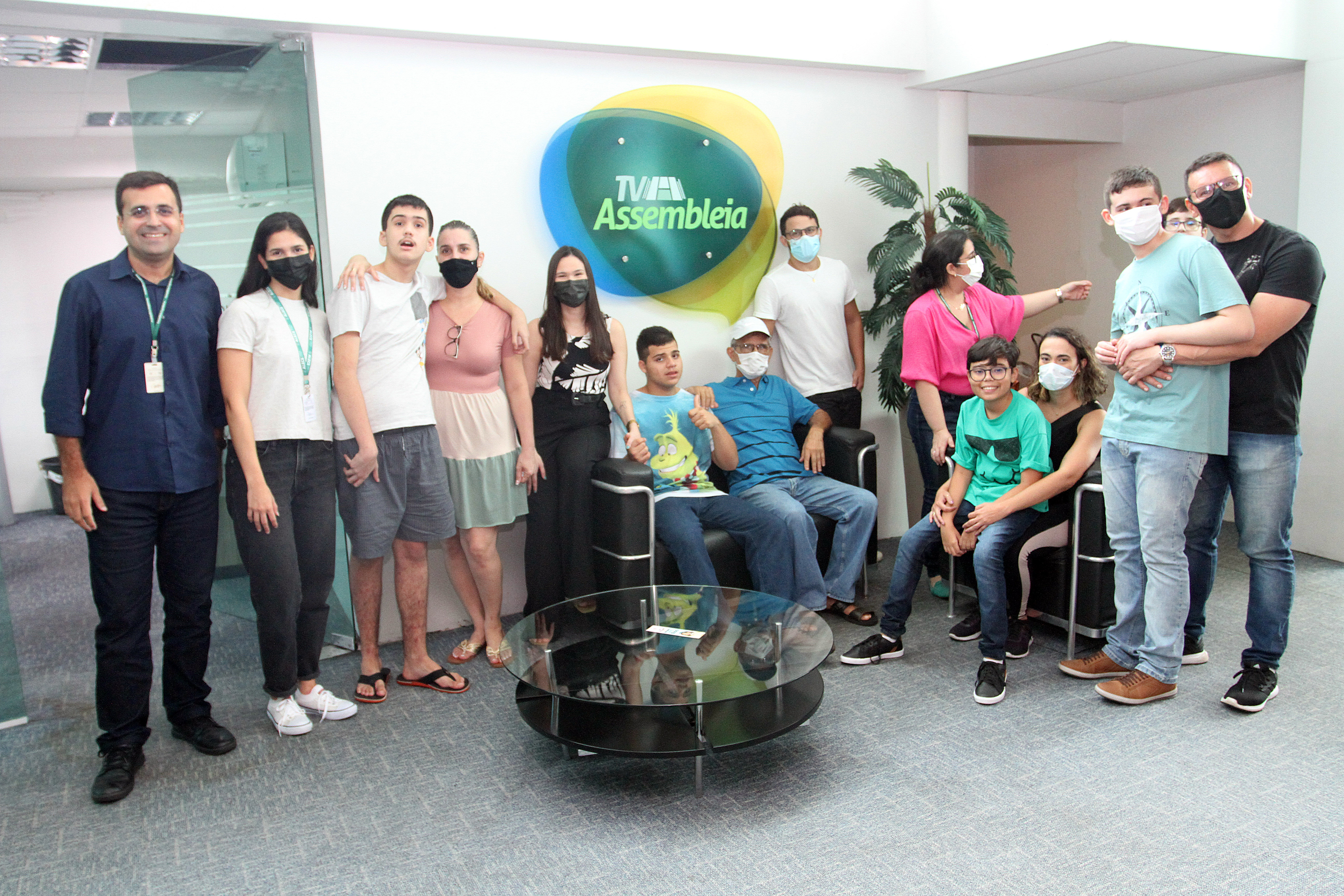 Adolescentes atendidos pelo Ciadi visitam TV Assembleia e Memorial