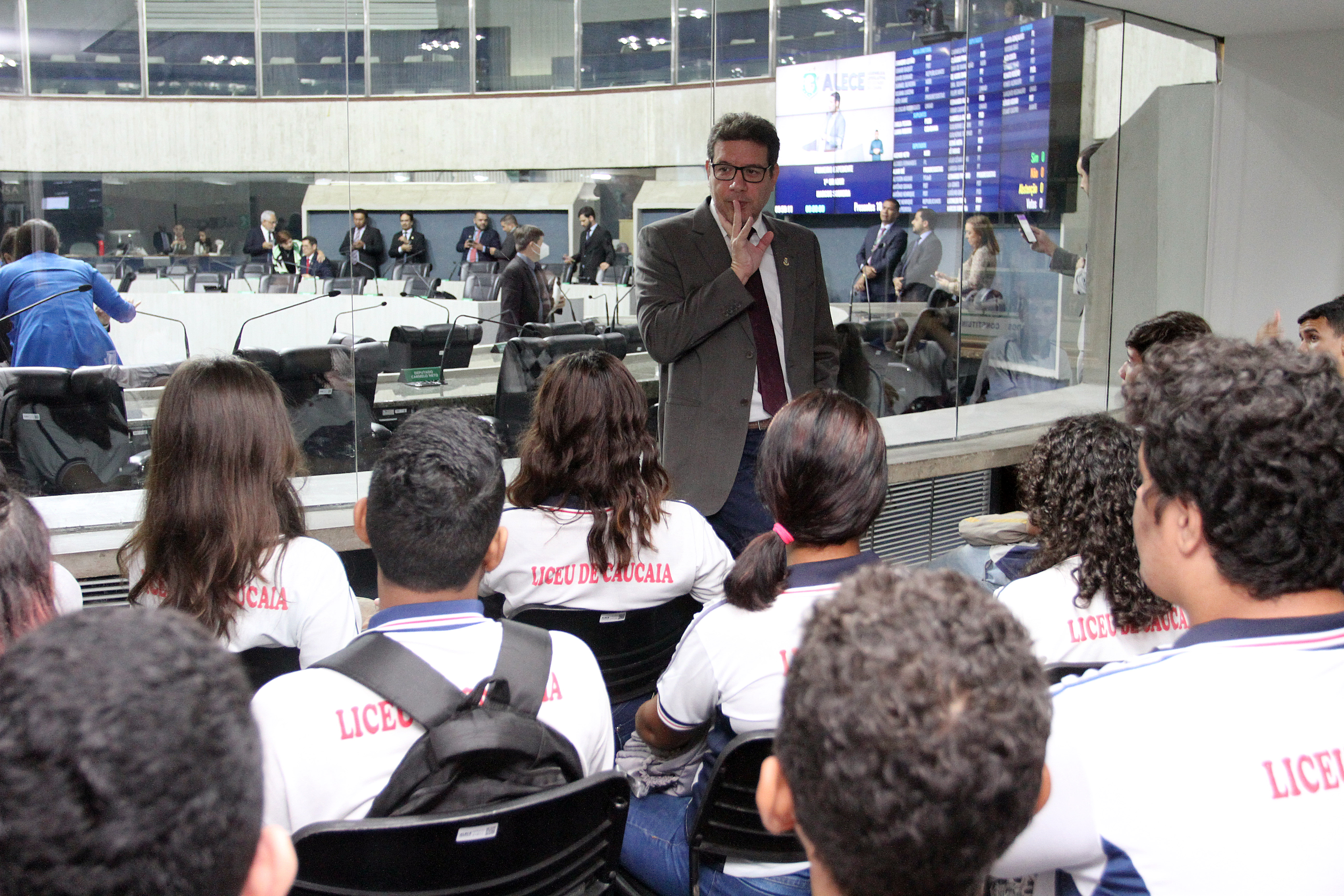 Alece recebe alunos das escolas Liceu de Caucaia e da Ícaro de Sousa Moreira