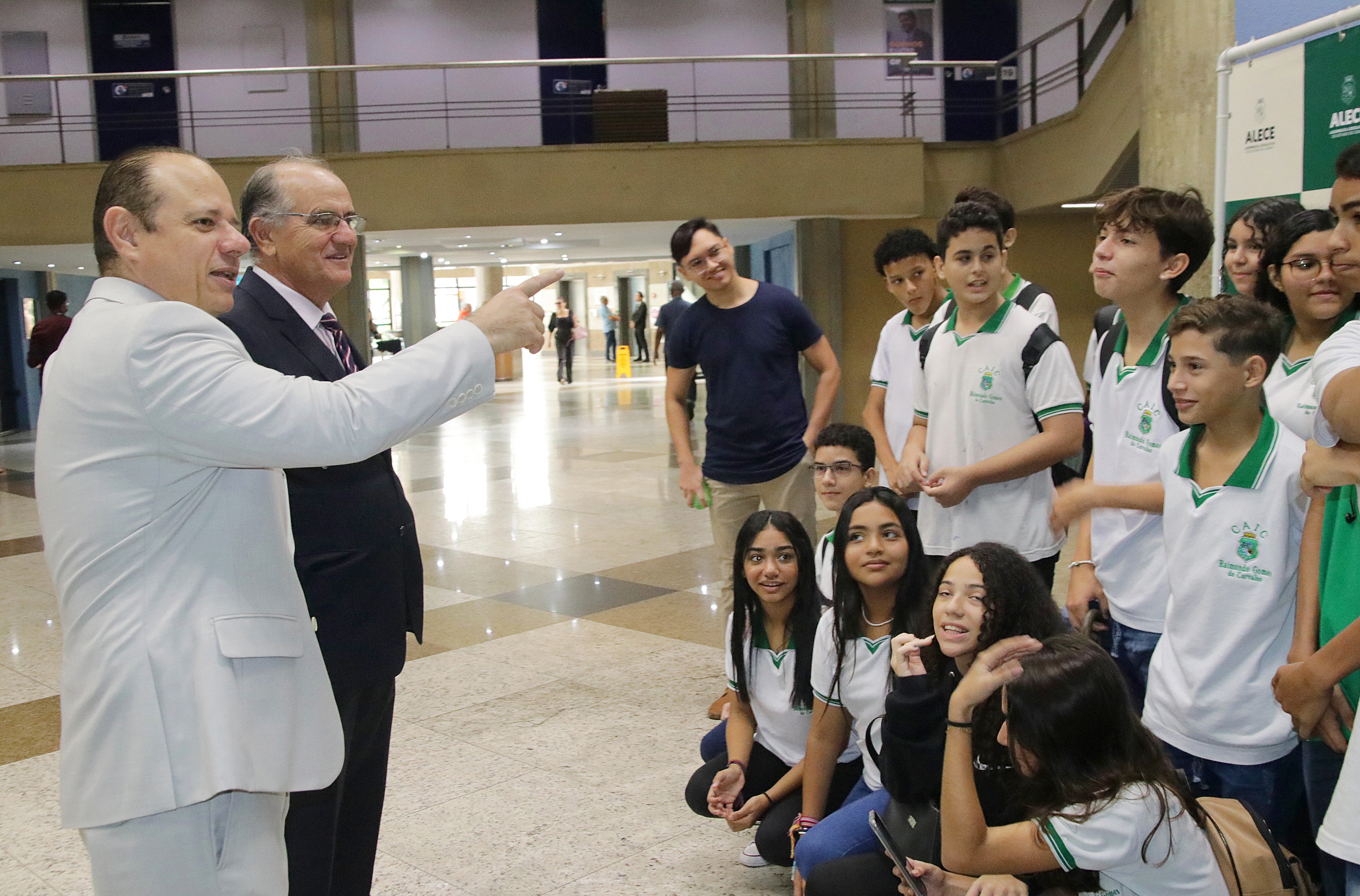 Alunos das escolas Raimundo Gomes de Carvalho e Heráclito Castro visitam Alece