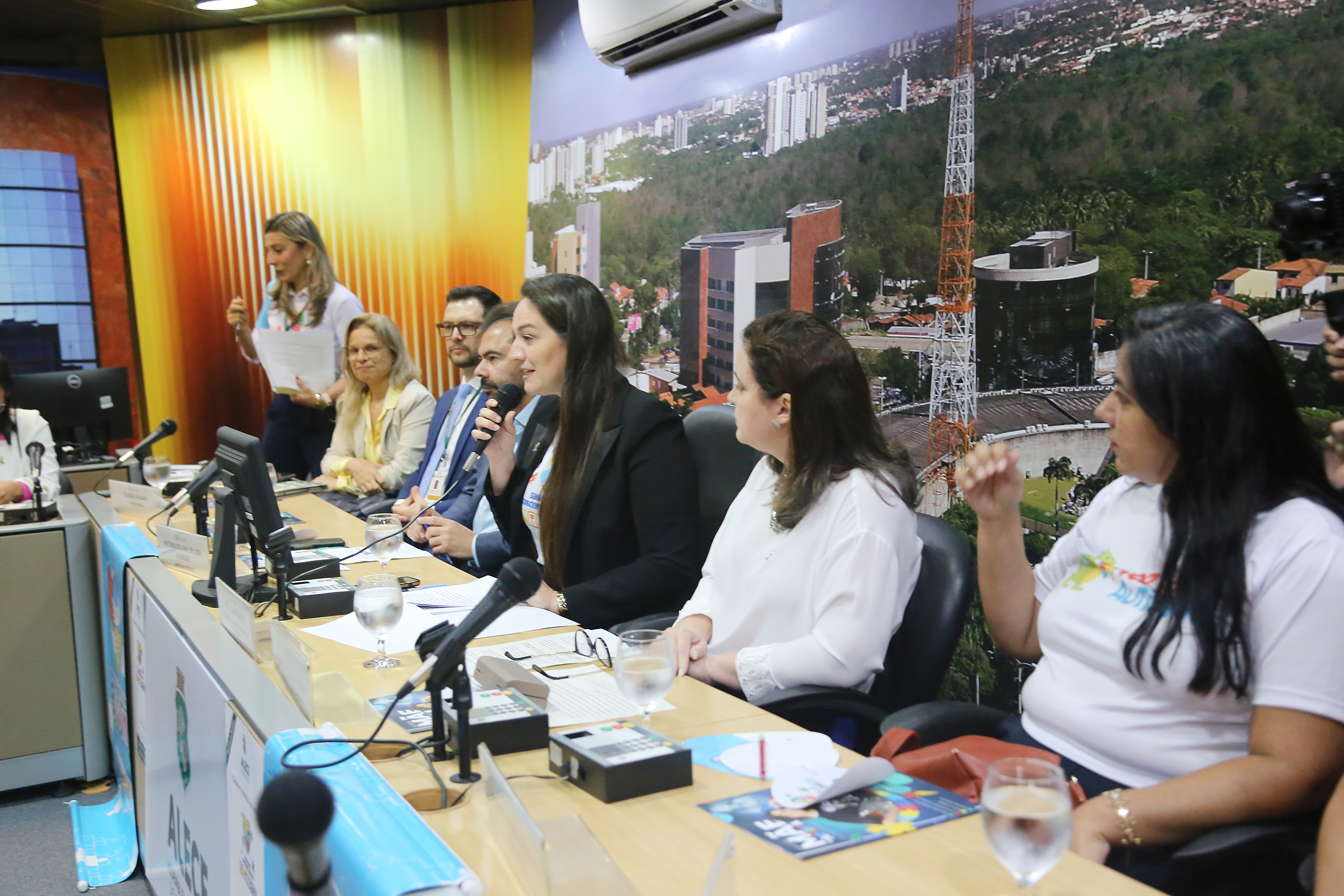 Fortalecimento e ampliação de ações para pessoas com TEA são debatidas na Alece