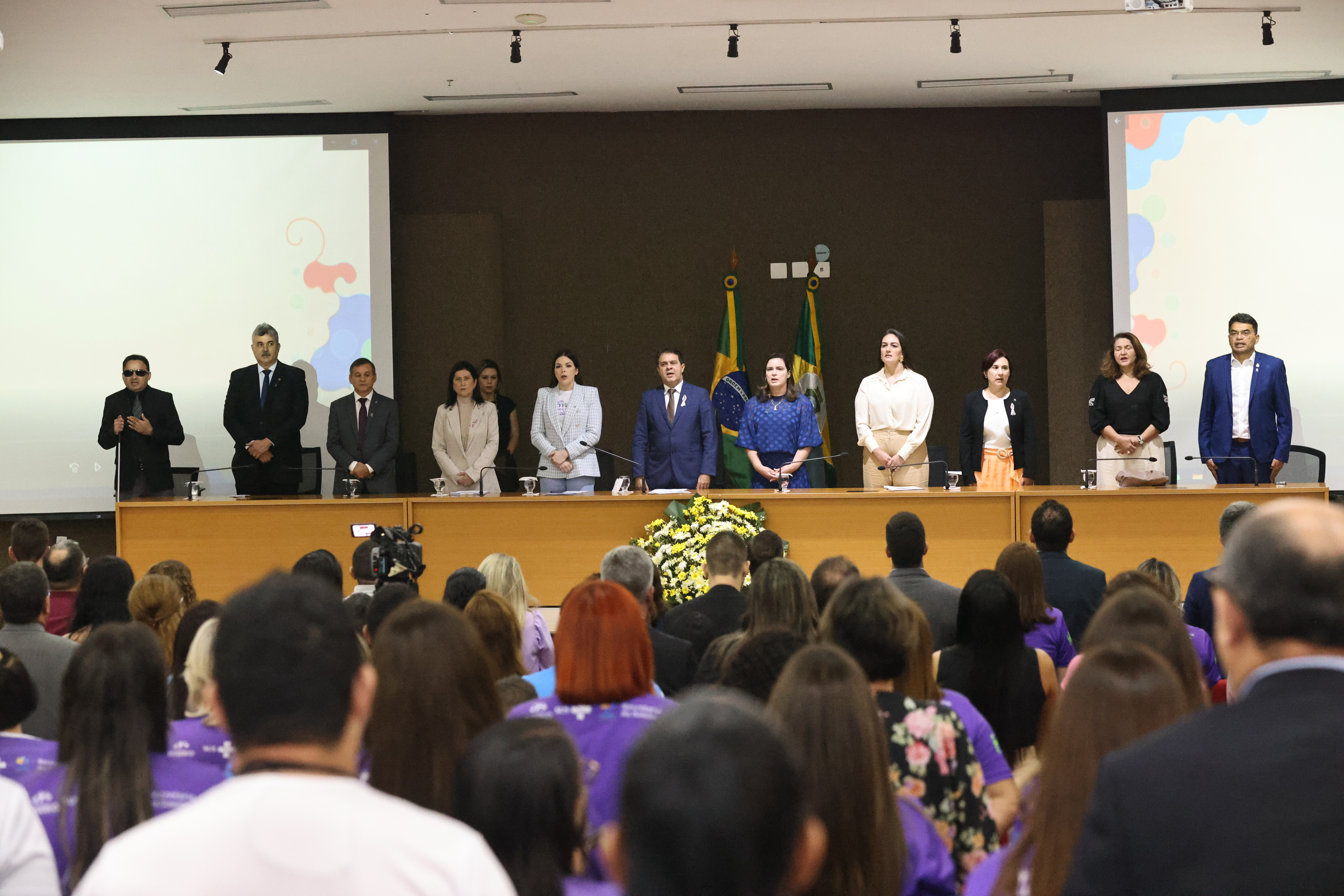Pessoas que atuam na conscientização do autismo são homenageadas pela Alece