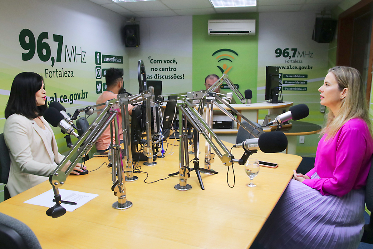 Jornalista Kézya Diniz entrevista a defensora pública, Mariana Lobo