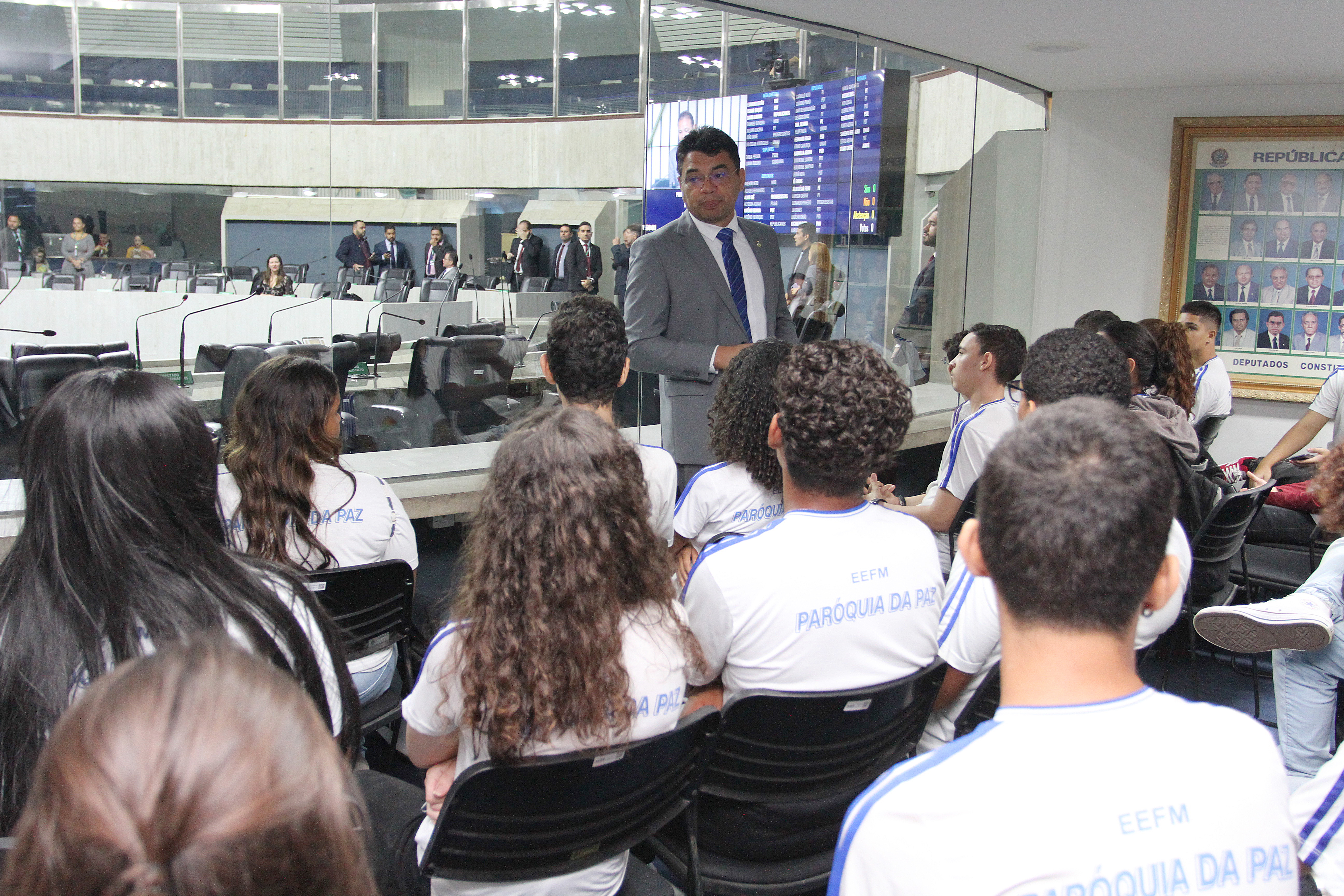 Jovens da Escola Paróquia da Paz e da Faculdade Farias Brito visitam a Alece