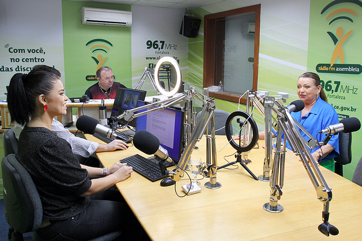 Apresentadora Kézya Diniz conversa com a jornalista Inês Aparecida