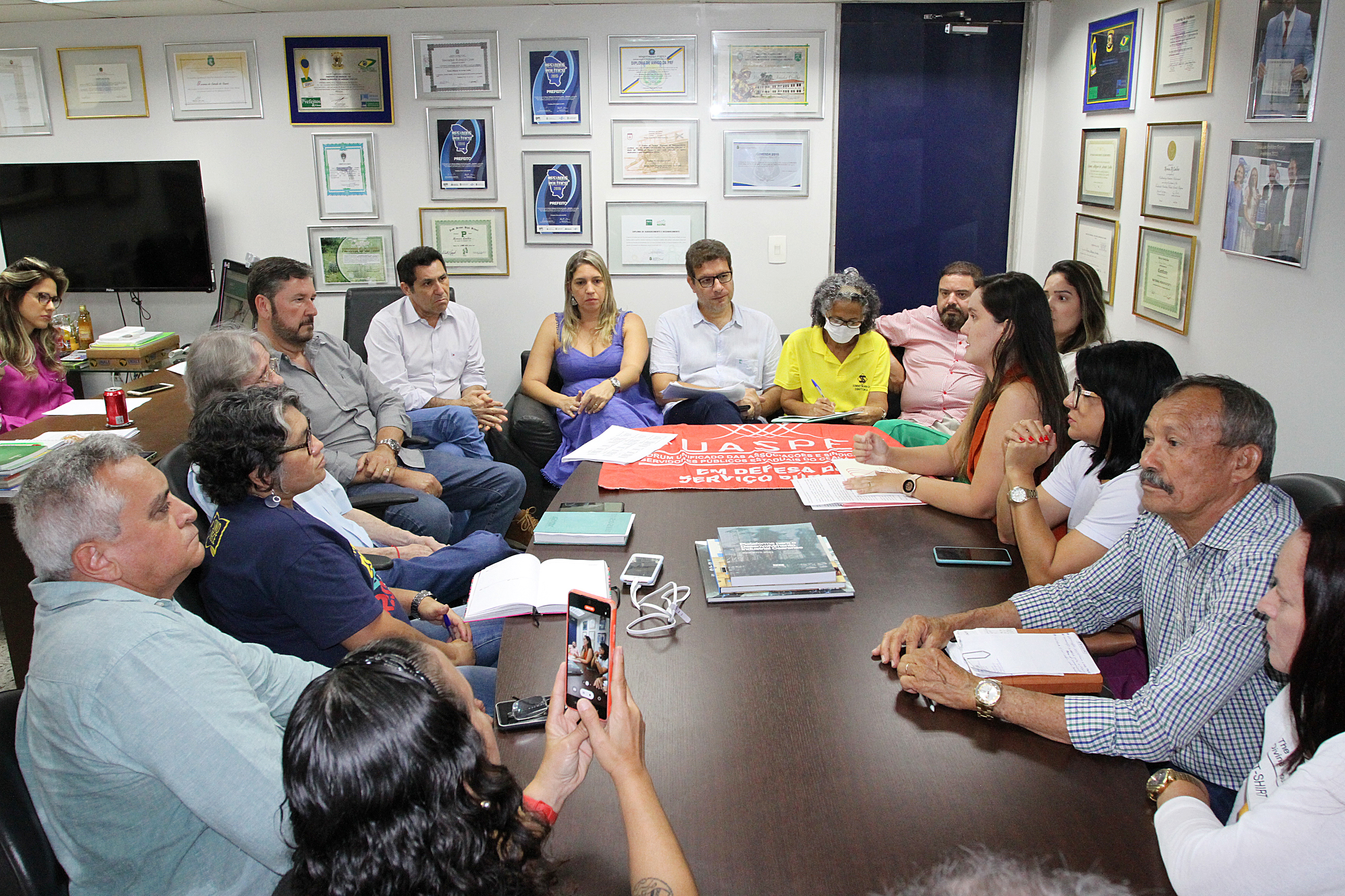 Fuaspec e parlamentares definem pagamento de reajuste de servidores em reunião na Alece