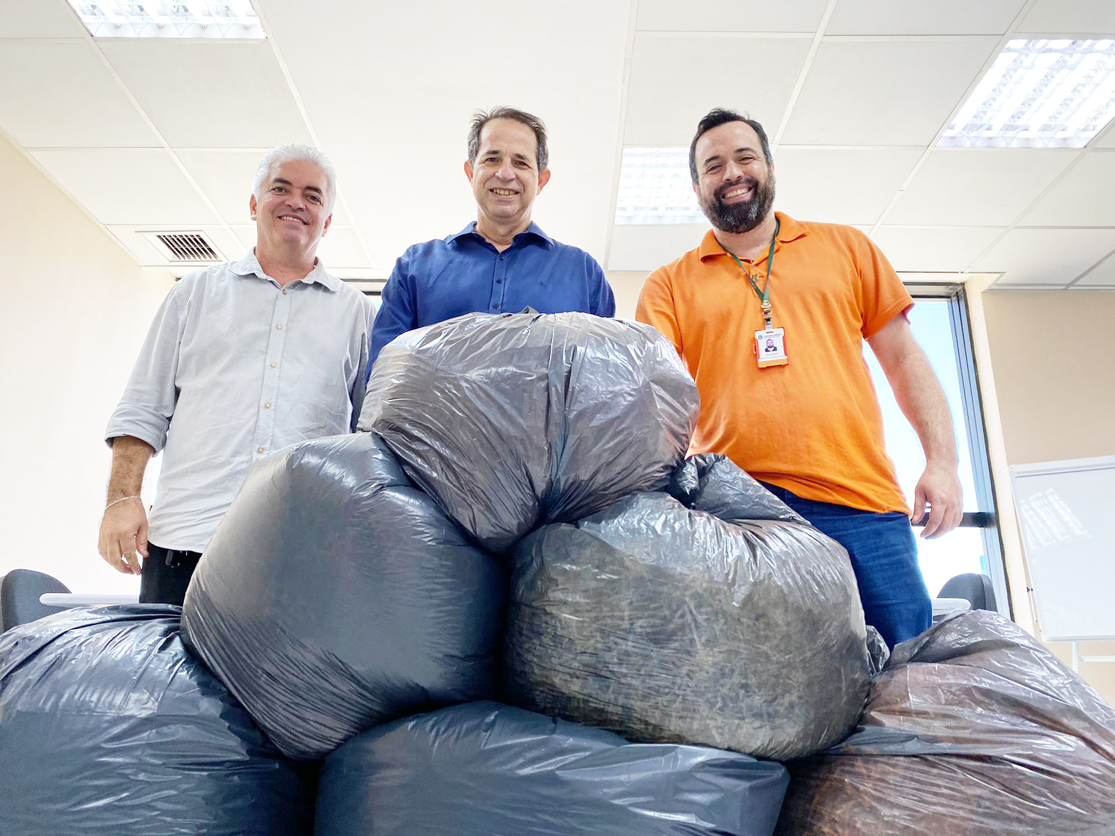 Ernandes do Carmo, Joao Milton e Hadson França Barros fazem entrega de recicláveis do Inesp ao programa de sustentatibilidade da Alece Foto: José Gotardo Filho