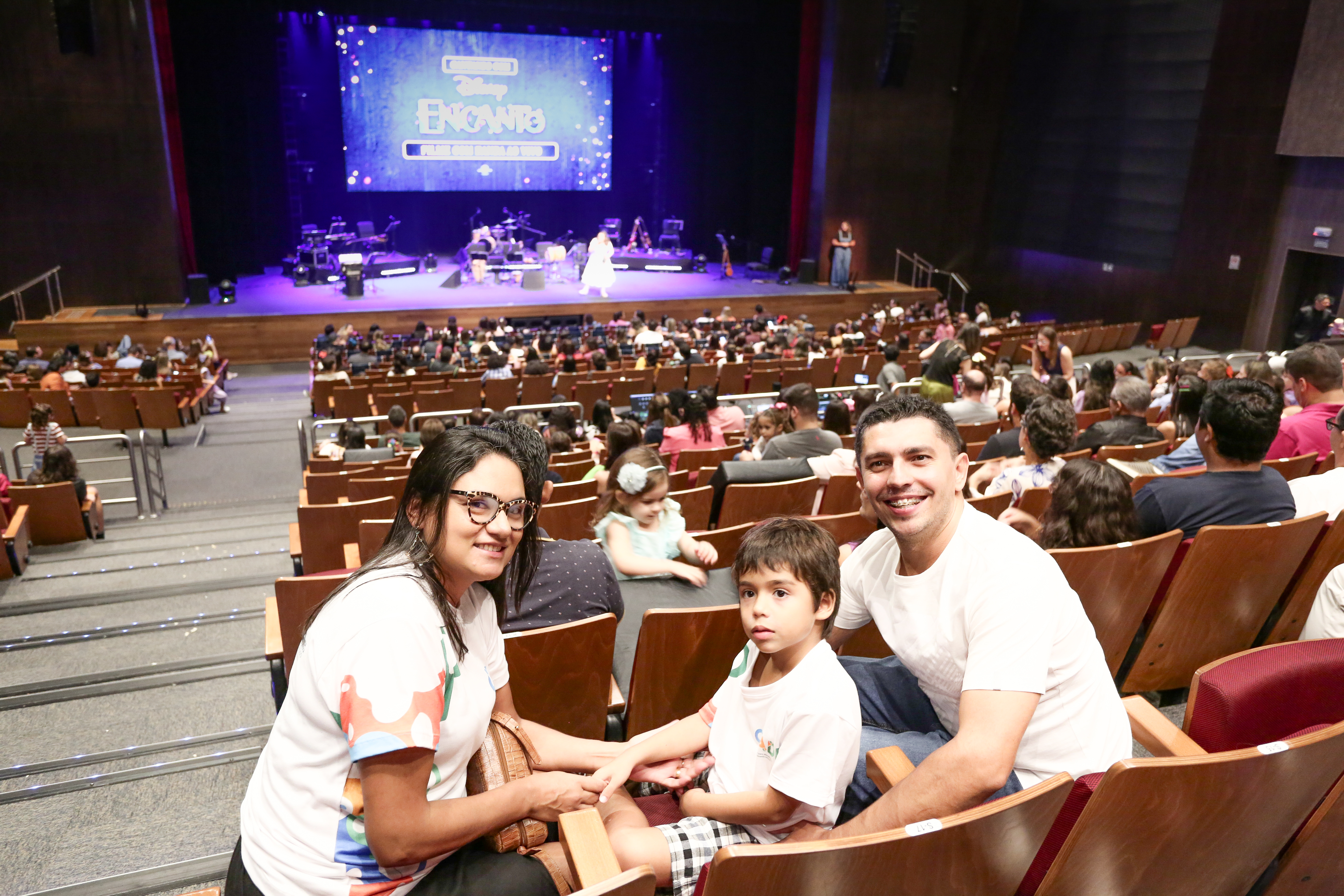 Crianças atendidas pelo Ciadi participam espetáculo oficial da Disney “Cantando com Encanto”