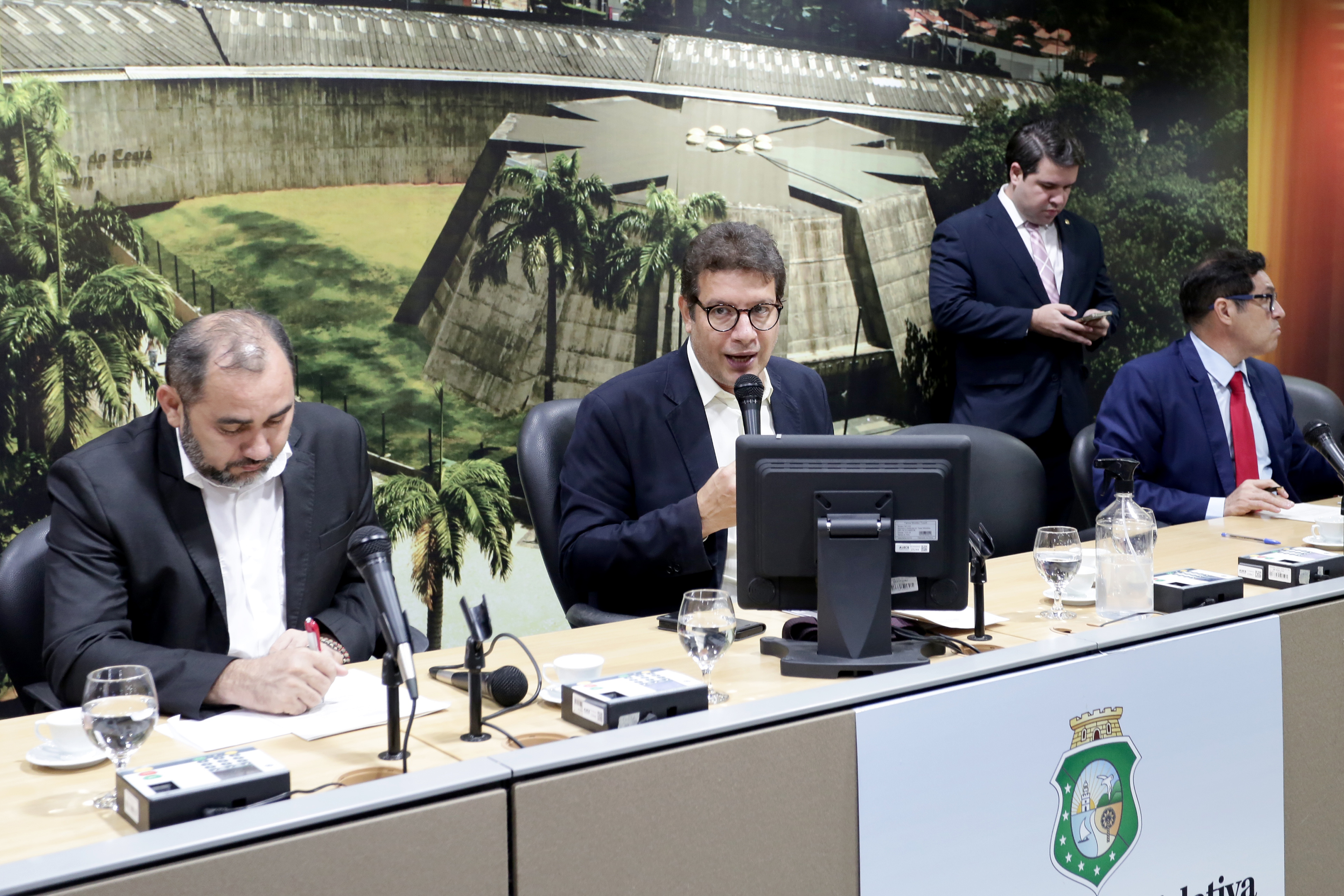 Comissões aprovam projetos e requerimentos de parlamentares