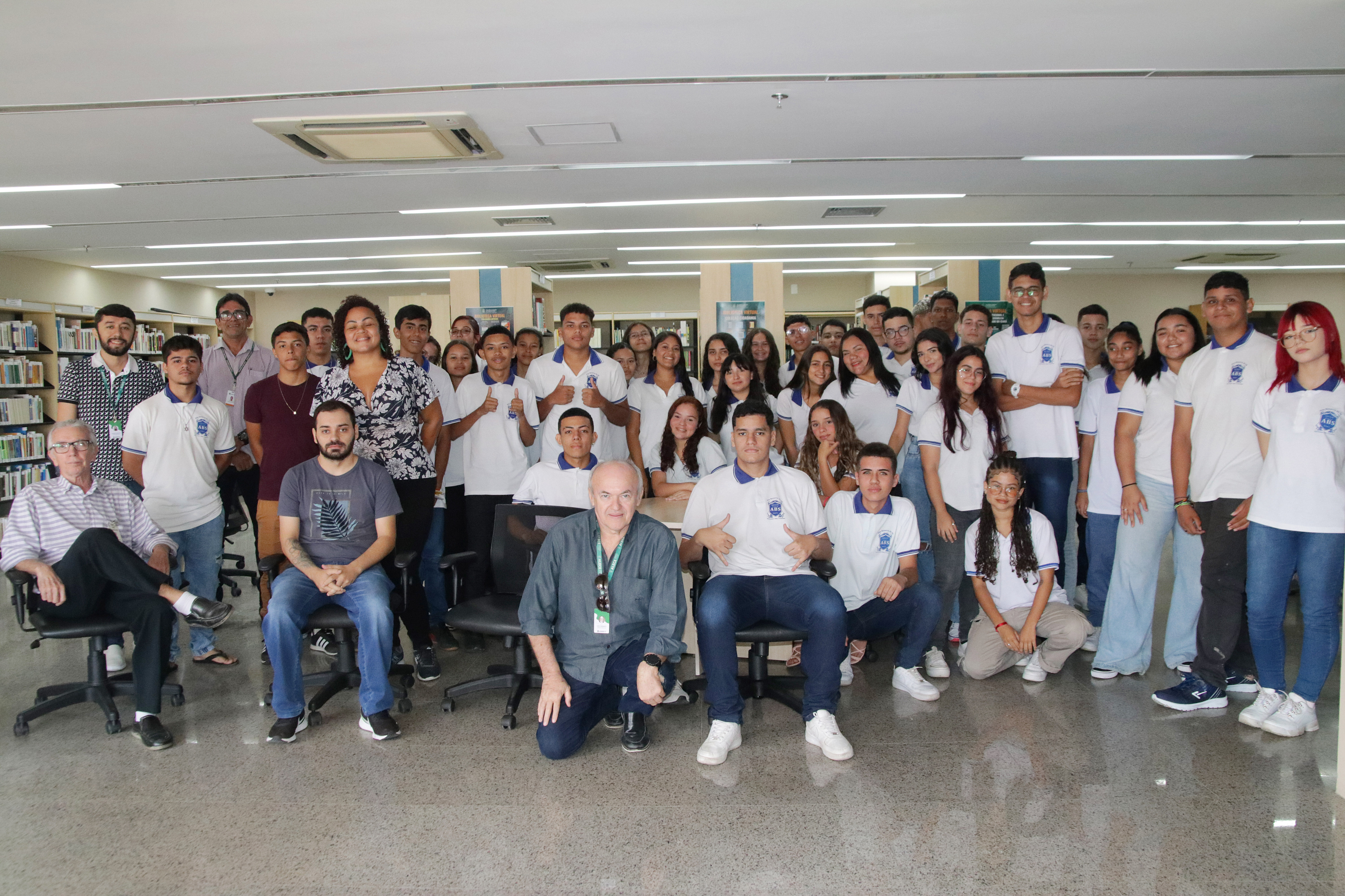 Alunos da Escola Ana Bezerra de Sousa, do Eusébio, visitam a Alece