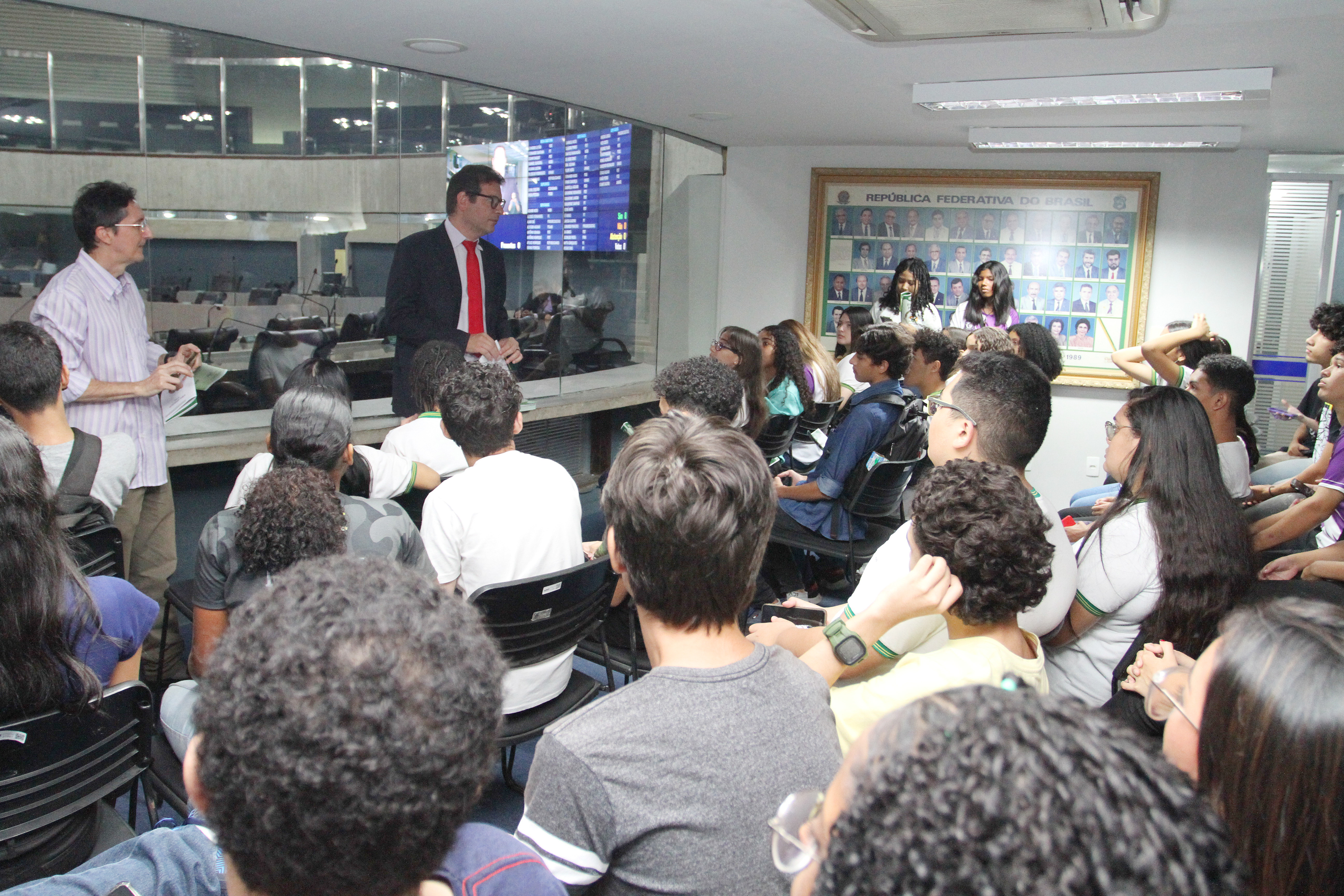 Alunos da Escola Santo Afonso conversam com deputado Renato Roseno durante visita à Alece