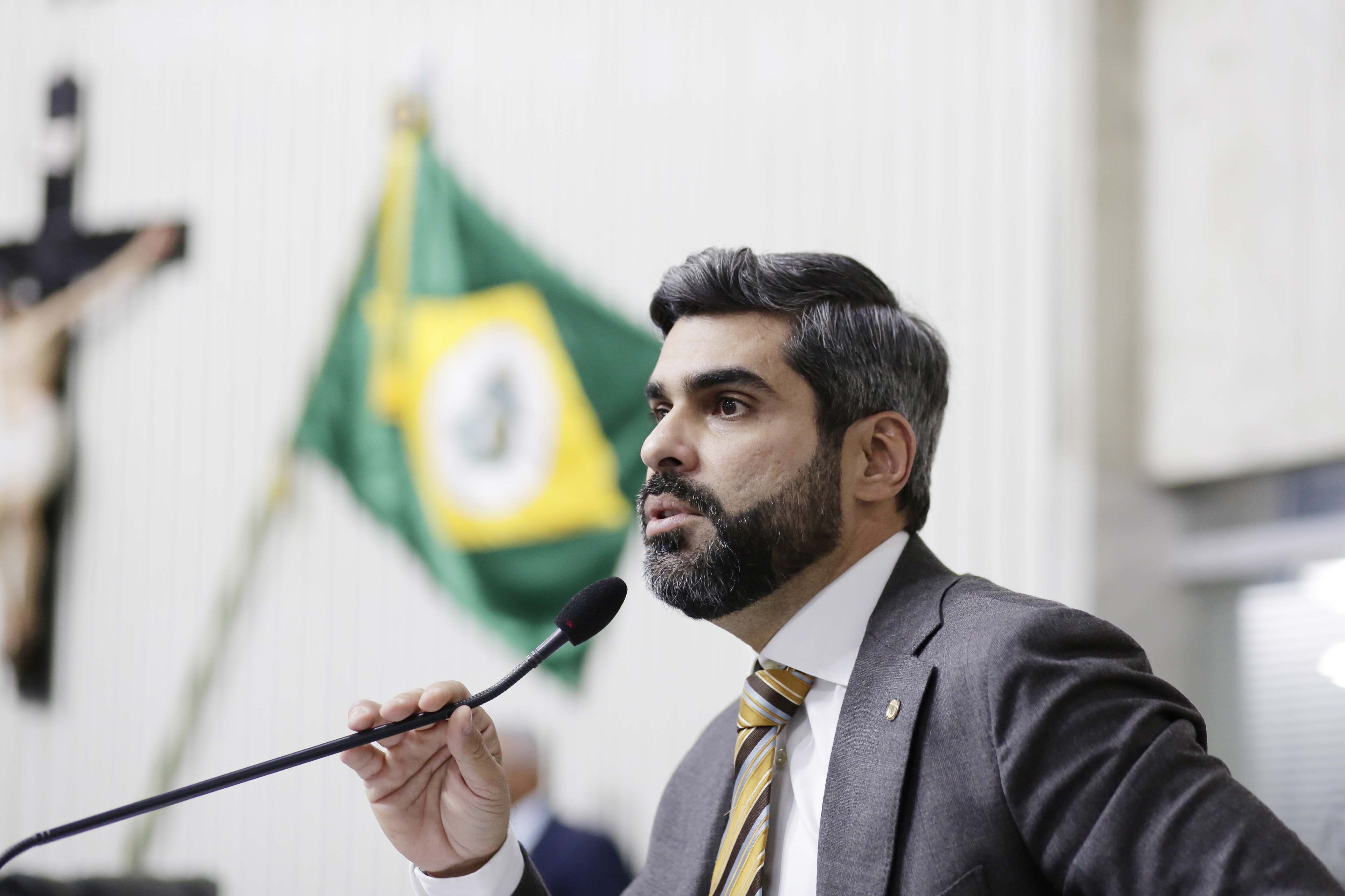 Queiroz critica Governo do Estado por desviar foco em discussões