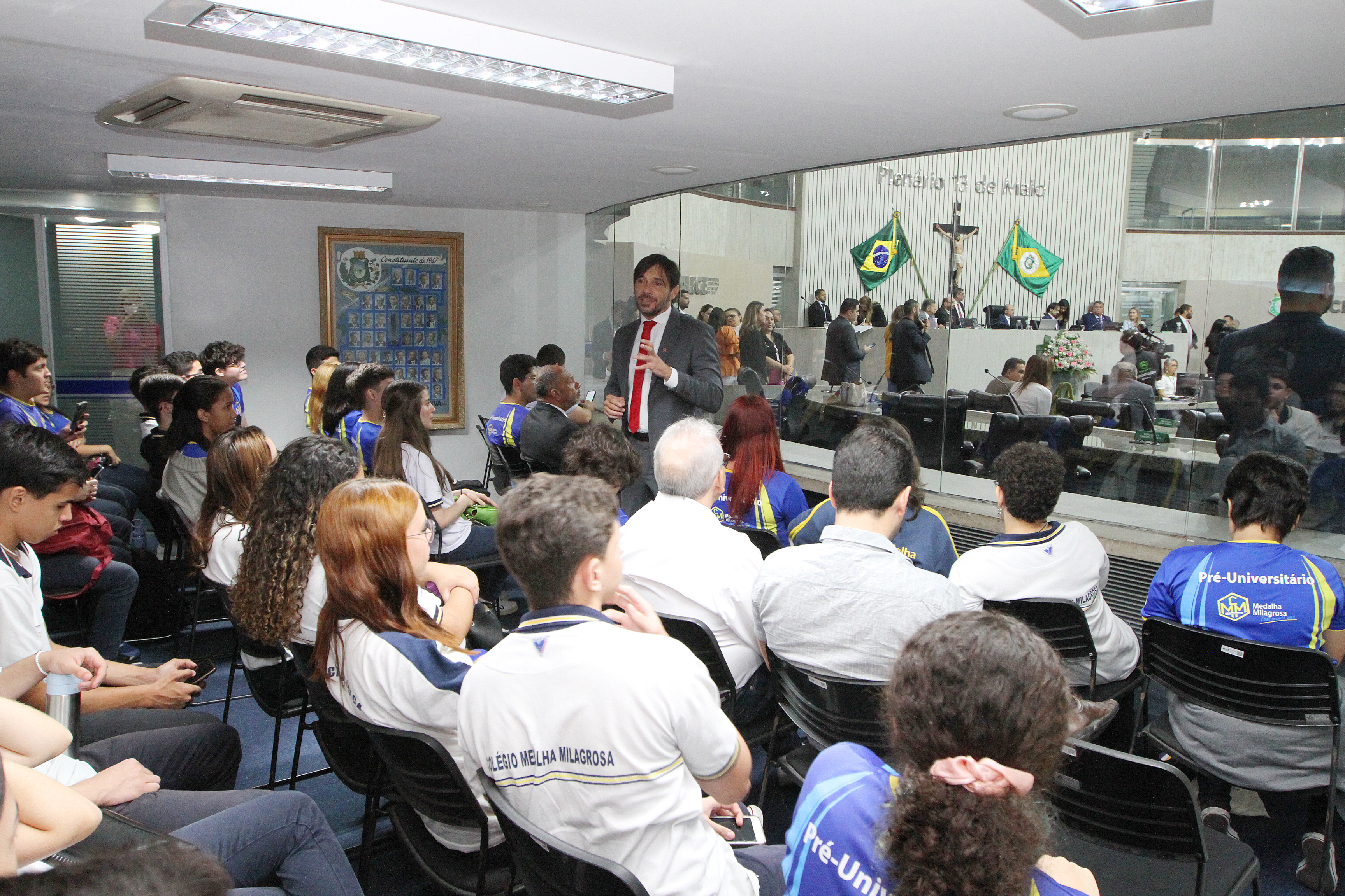 Alunos do Colégio Medalha Milagrosa são recebidos pelo deputado Guilherme Sampaio Foto: Paulo Rocha